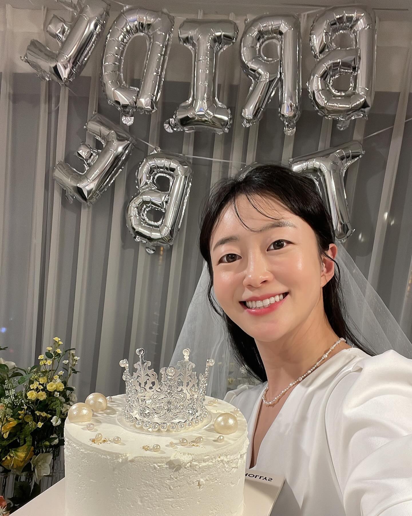 결혼한지 한 달이 다 되어가는 시점에 올리는 감사한 순간들 .. 공주놀이 시켜준 내 칭구들 모두 모두 알라쀼우 ~~~ 👰🏻‍♀️🤍🤍