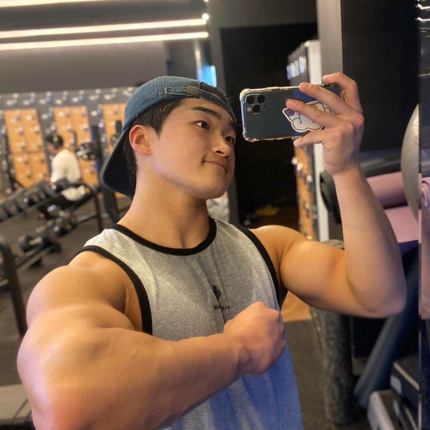 모자 이렇게 거꾸로 쓰면
.
.
.
.
오늘은 등+이두 깔짝
이두 운동은 생각날때 한번씩만 하는데 그게 한달에 2번꼴인가..? 열심히 해서 힘 안 줘도 강해보이게 만들쟈💪🏾