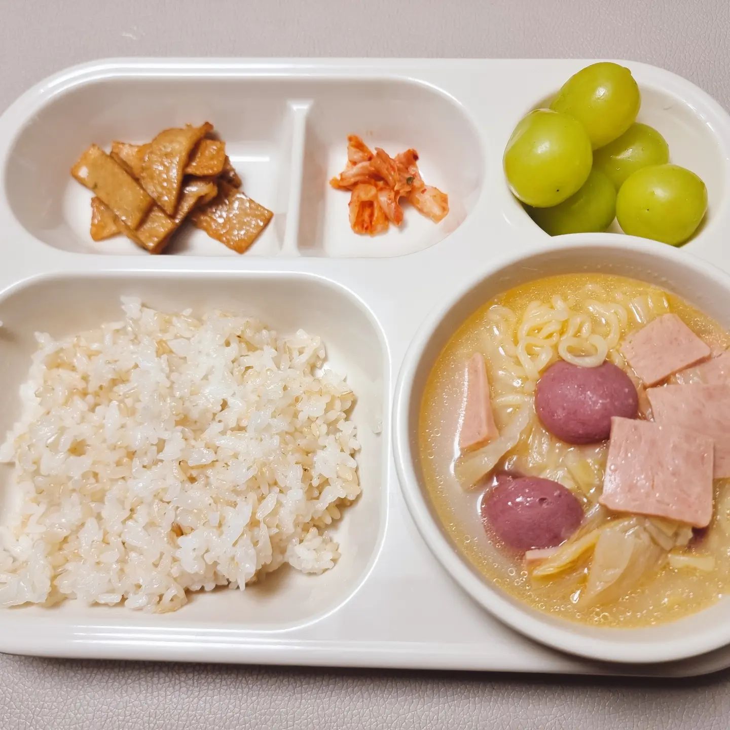 부대찌개!
맵찔이들 입맛에 맞게 안매운 버전으로

월요일 잘 버텼다!!

#먹는일상 #아이저녁 #초등저녁 #집밥 #안매운부대찌개