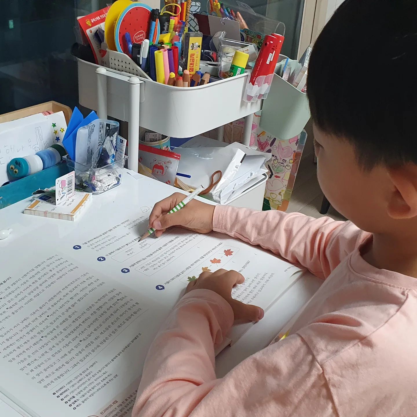 #도서협찬
하루한장 독해시리즈로 독해력을 완성해 가고 있는 요즘!! 
학습량을 늘리고 독해력을 더 업그레이드 하기 위해 
비문학독해도 시작했어요. 

💫하루한장 비문학독해 (사회편) 특징💫
✔️사회영역 글을 통한 배경지식 확장과 비문학 독해실력 향상
✔️각종 매체 자료에서 정보를 분석하는 미디어 문해력 강화
✔️궁금증을 해결하며 심화 학습 가능한 블렌디드 러닝 제공

카드뉴스, 광고, 그래프 등을 이해하고 해석하는 힘을 기를 수 있어서 매우 만족하는책! 
독해력 뿐 아니라 어휘력도 놓치지 않는 학습이라 
하루한장 부담없이 학습하면서 
독해력도 키우고 학습습관을 기르기에도 매우 좋은 것 같아 추천해요. 

#초등독해문제집 #문해력 #하루한장독해 #초등독해 #비문학독해 #미래엔 #하루한장 #자기주도학습 #초등국어문제집 #문해력키우기 #초등문해력 #초등국어 #문해력문제집
