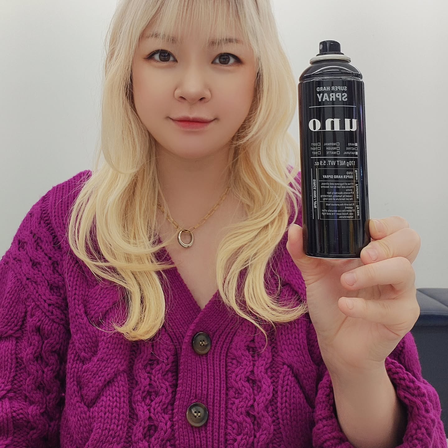 #광고
스타일링의 완성은 스프레이!
일할때 예쁘게 했는데 컬이 풀어지면 속상해서
하드 스프레이를 뿌렸는데
우노 수퍼 하드 스프레이 정착했어요🖤

향이 없어서 호불호 없이 쓸 수 있는거 같고
장시간 유지되어서 아침에 셋팅하면
저녁까지 걱정 안해서 좋아요!

끈적임! 너무 싫은데
오일리 하지 않아서 쓰고나면
손!머리! 끈적임 NO NO
근데
매트타입이라
산뜻하고 강력하게 스타일 고정시켜줘요

남자든 여자든
스타일링의 마무리는 스프레이!
우노 수퍼 하드 스프레이로 스타일링 완성해보세요🌈

#15그램 #15그램뷰티 #15그래머 #우노 #UNO #수퍼하드스프레이