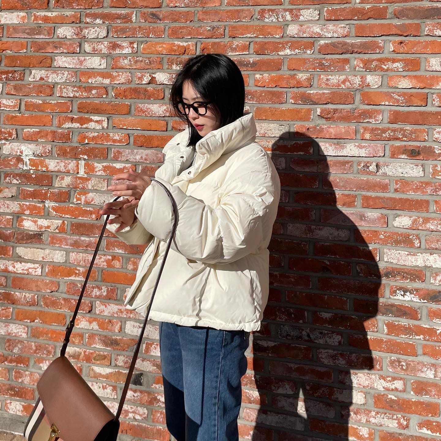 🩶덕다운패딩 (오리털90%오리깃털10)🩶

리얼 덕 다운패딩으로 정말로 따뜻한 패딩이에요
숏한 기장감인데 과하게 짧지 않고
넉넉하면서 자연스러운 에이라인
핏으로 이너를 두껍게 입어도 답답하거나
끼이지않아요 :-) 아랬쪽에도 스트링이 있어
내마음대로 연출하시기도 좋습니다!

또 넥라인이 위로 올라와있어 목도리나
폴라티를 따로 챙겨입지 않아도
찬 바람이 들어오지 않아 보온성이 아주
좋답니다..!
튼튼한 소재로 겉면이 얇지 않아 방수도 좋고
의외로 뭐가 잘 묻지않아요!! 

밝은 컬러로 화사하게 코디해보세요!
어느 컬러든 다 잘어울린답니다!

🏷️컬러- 아이보리,블랙

💛아우터 생산 과정중 리오더시 7-12일 전후로
리오더 기간이 있을 수 있으니
여유로운 주문 부탁드립니다🥹💛

🏷️구매는 프로필상단 에이블리 링크에서 10%할인된 가격으로 구매가능하세요 :-)