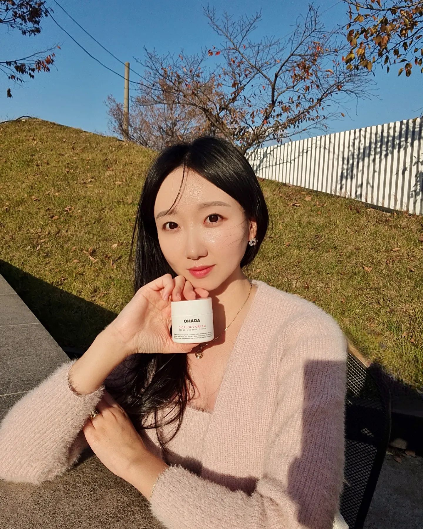 #협찬
요즘 넘 건조하고 민감해져서 좁쌀 트러블도 장난 아니였는데
크림 하나로 완벽 해결! 
하루종일 촉촉 물광피부 쌉가능👍

오하다 시카로지 크림(cicalogy cream) 론칭 with 트윙클써니
기간:11/23~11/26
ohada_cosmetic X twinkle_sunny7

1. 보습 100시간 (보습 임상 테스트 완료)
2. 시카 '베타-시토스테롤< 과 어성초병풀추출물 트러블 진정
3. 무향, 무자극 (무자극 임상 테스트 완료)
4. 동물유래 성분 FREE(프랑스 이브 비건 인증완료)
5. 유해성분 FREE(전성분 EWG GREEN 등급원료)
6. 끈적임과 무거움이 없는 뛰어난 발림성
7. 11중 히알루론산으로 가득 차오르는 수분감

.
.
.
#시카로지크림 #피부보습 #보습크림추천 #피부관리 #인스타뷰티 #협찬문의 #셀카 #얼스타 #얼굴샷