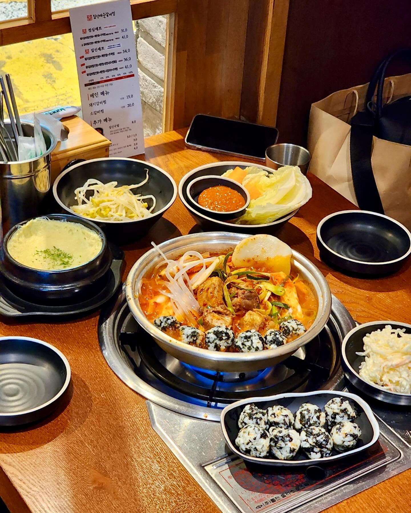 🍽️석계역 맛집[짚신매운갈비찜 석계점]

🟡메뉴
짚신세트1.돼지갈비찜 2인분+계란찜+주먹밥 34,000원
짚신세트2. 돼지갈지찜 2인분+계란찜+당면사리+볶음밥 36,000원
짚신세트3. 돼지갈비찜 2인분+계란찜+지짐이(중)+주먹밥 41,000원 등

🫶단품메뉴푸터 푸짐한 세트메뉴까지 다양한 매운갈비찜맛집 짚신! 20대때는 매운거 진짜 좋아했는데, 이제는 매운게 겁나는ㅠㅠ으른들을 위해 0%~100%까지 매운맛 조절이 가능해 누구나 맛있게 즐길 수 있어요:)

🫶갈비찜은 여러가지 사리들이 가득해 맛있었고 매운맛을 잡아주는 밑반찬들과 지짐이, 계란찜, 주먹밥까지 함께 먹으면 정말 든든하고 배부르게 한끼 제대로 즐길 수 있어서 좋았습니다~

🟡짚신매운갈비찜 석계점
영업시간 : 12:00 ~ 23:00 (일요일 12:00 ~22:00)
전화번호 : 0507-1361-9147
주소 :  서울특별시 성북구 화랑로 40길 28-1

주차 가능, 제로 페이 가능

#짚신매운갈비찜 #짚신매운갈비찜석계점 #매운갈비찜 #석계역맛집 #석계맛집 #석계역맛집추천