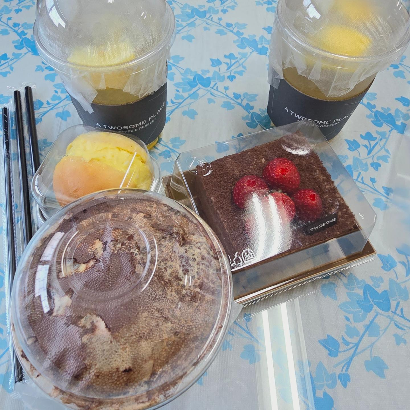 .
오늘 이브닝 근무~

금선언니가 냉채족발 사주고 선정언니가 투썸 커피와 케이크 사줬다~♡♡

먹고 일하기~~!!달달구리♡♡♡

#일상#데일리 #소통 #냉채족발 #투썸 #투썸플레이스 #케이크 #좋반 #좋아요 #선팔 #인친