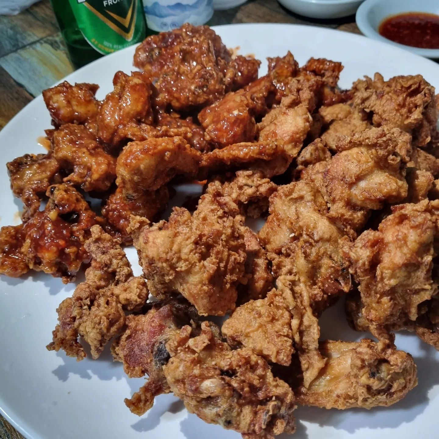 많은 음식들 사이에서 단연 돋보였던 치킨냄새에 이끌려 들어가게 되었는데 알고보니 깡통시장3대통닭집이었고❣️
부산소주 좋은데이랑 같이 소맥이 술술 들어가는곳❣️

약간 제주도 마농치킨이 생각날듯말듯한 맛
맛있었따

#내돈내산 #부평깡통시장 #부산통닭 #통닭 #반반치킨#부평통닭 #깡통시장맛집