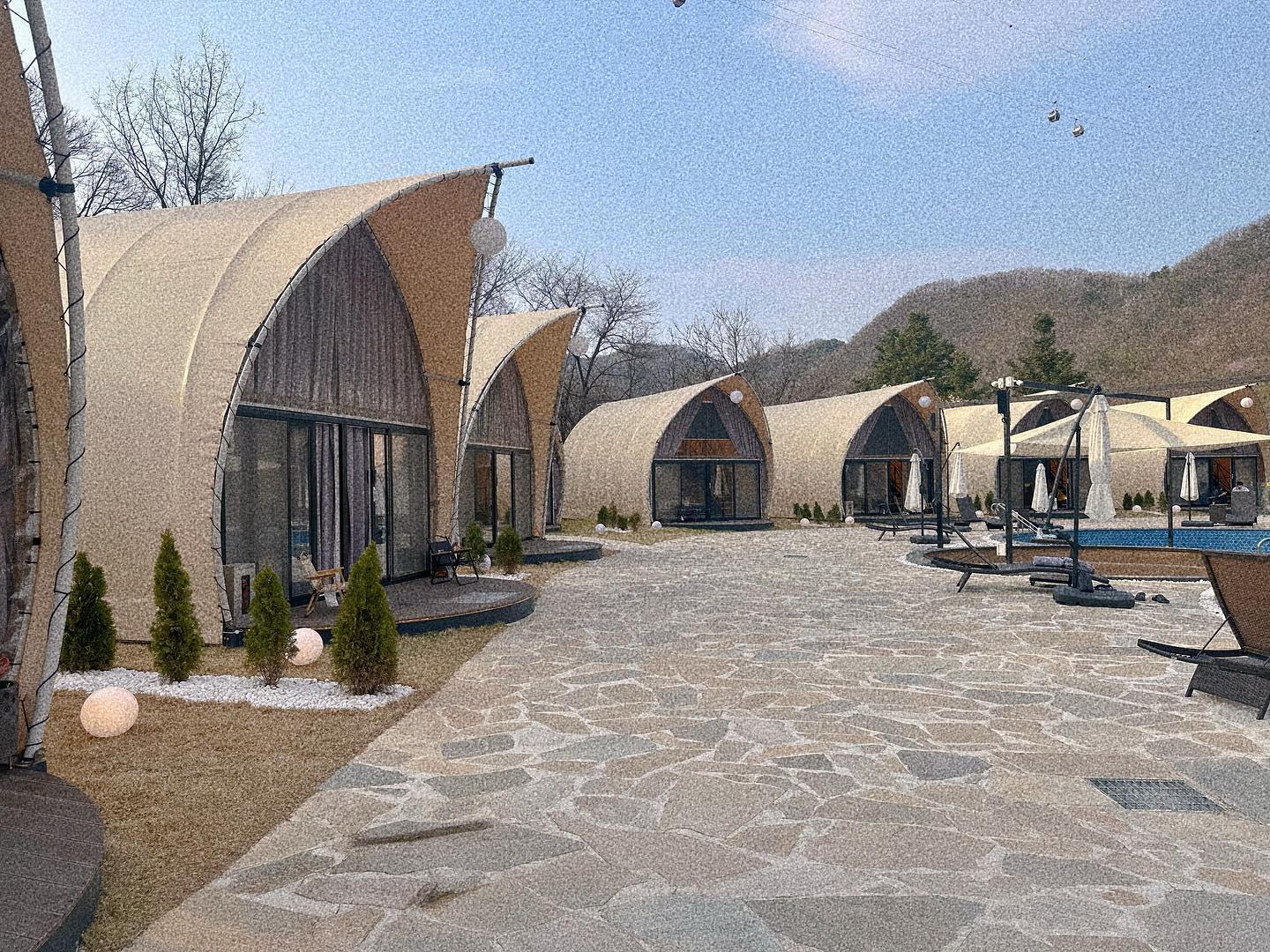 #협찬 

힐링 가득했던 춘천 글램핑 🏕️
100% 만족했던 곳이라 꼭 추천드려요‼️❤️

✔️웅장한 삼악산 마운틴뷰와 시원한 북한걍 레이크뷰까지 힐링스팟
✔️에이스 침대, 호텔 오리털 침구류, 신라호텔 어메니티키트 깔끔! 
✔️전 객실 100인치 스크린과 빔프로젝터가 설치 (감성 🍿)
✔️ 바베큐 세트, 주류, 와인 등 구비된 매점 있어 몸만 갈 수 있음!
✔️프라이빗한 객실, 바베큐장, 넓고 쾌적한 글램핑장 모두 신축이라 깔끔 !
✔️핫한 인플루언서들도 이미 방문해서 극찬 +극찬 👂

🌸강원특별자치도 춘천시 서면 박사로 257-12 

#협찬 #춘천글램핑 #가평글램핑 #럭셔리글램핑 #겨울캠핑 #글램핑추천 #글램핑 #풀램핑 #겨울글램핑 

deok.du