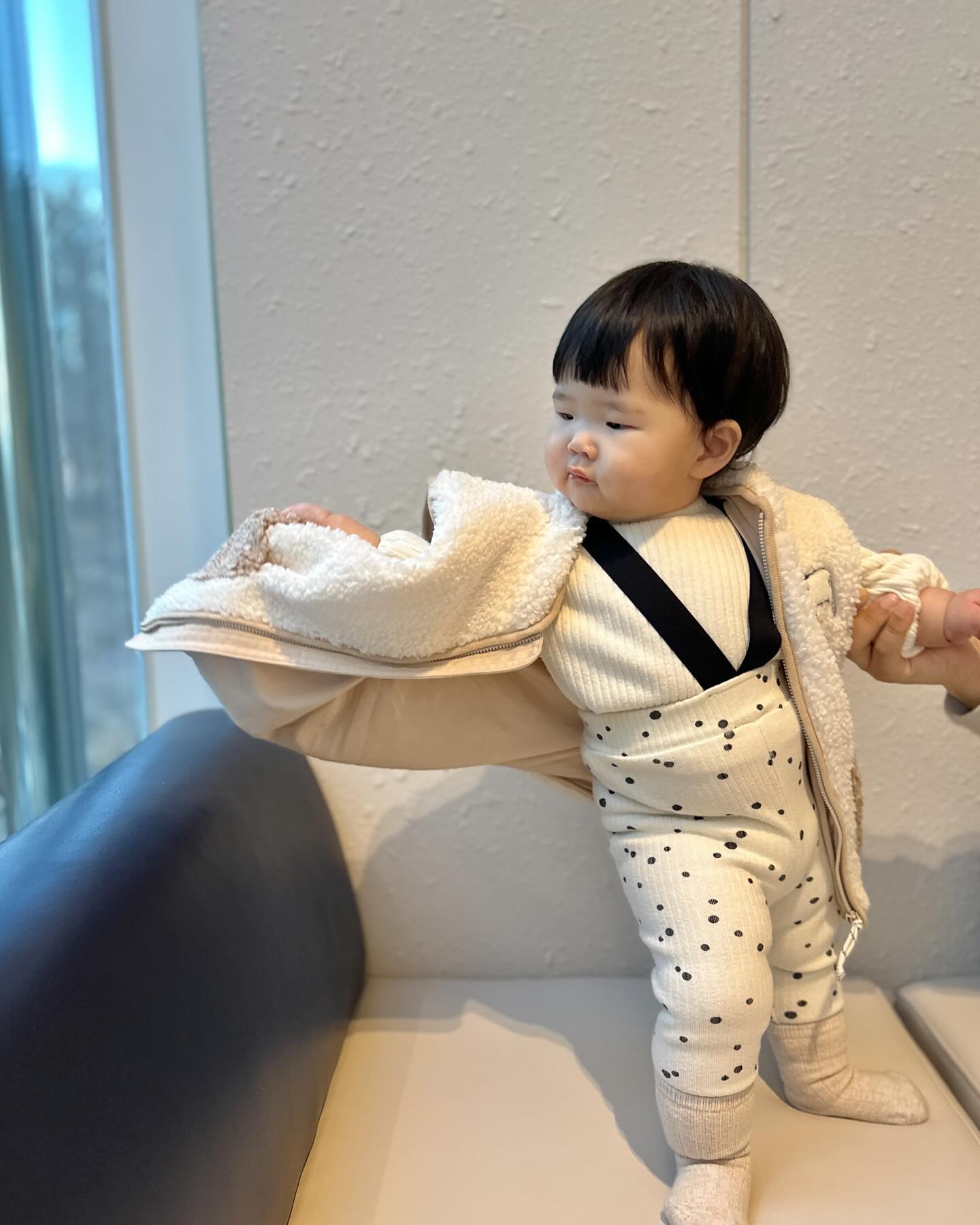 #협찬 bamboobebe.official 

내 조끼핏 어떤디? 👶🏻✨

뉴니랑 카페나들이 다녀왔어요 ☕️
아기랑 차로 외출할땐 너무 두꺼운 옷은 
벗었다 입혔다 쉽지않은데 요렇게 
포근하고 편안한 플리스조끼가 있으니 
딱 입혀놓기 좋더라구요. 

100 사이즈라 넉넉한 크기인데 오히려 좋아~ 
입히면 힙하고 너무 귀여워요 🤍🩶 

풍성한 🐑양털느낌으로 따뜻한 보온성에 
안감은 대나무원단으로 부드럽고 포근해요.
세심한 디자인으로 불편함없이 깔끔한 아웃핏!

요즘 서는것에 맛들려서 뭐든지 붙잡고 서는데
폭신한 옷을 입으니 엉덩이 팡해도 문제없더라구요 :)
실내에서도 입히기 좋은 플리스 조끼 
내후년까지 오래 입힐 수 있을거 같아요 

🤎마운틴빌리지 플리스 조끼(2~8세)
👶🏻 YUNI 9M 8.8kg 100호

#마지막은침독오른뉴니 ㅋㅋㅋ 🤍