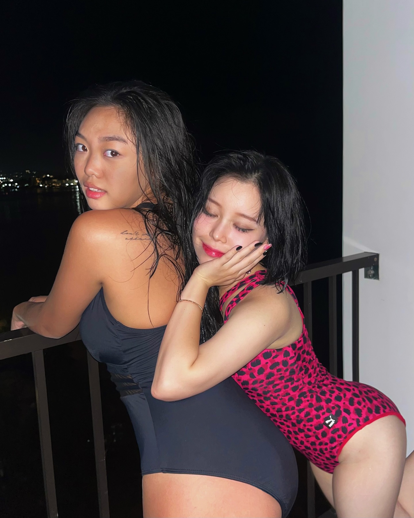 unnies

👩🏾👩🏻
👙👙