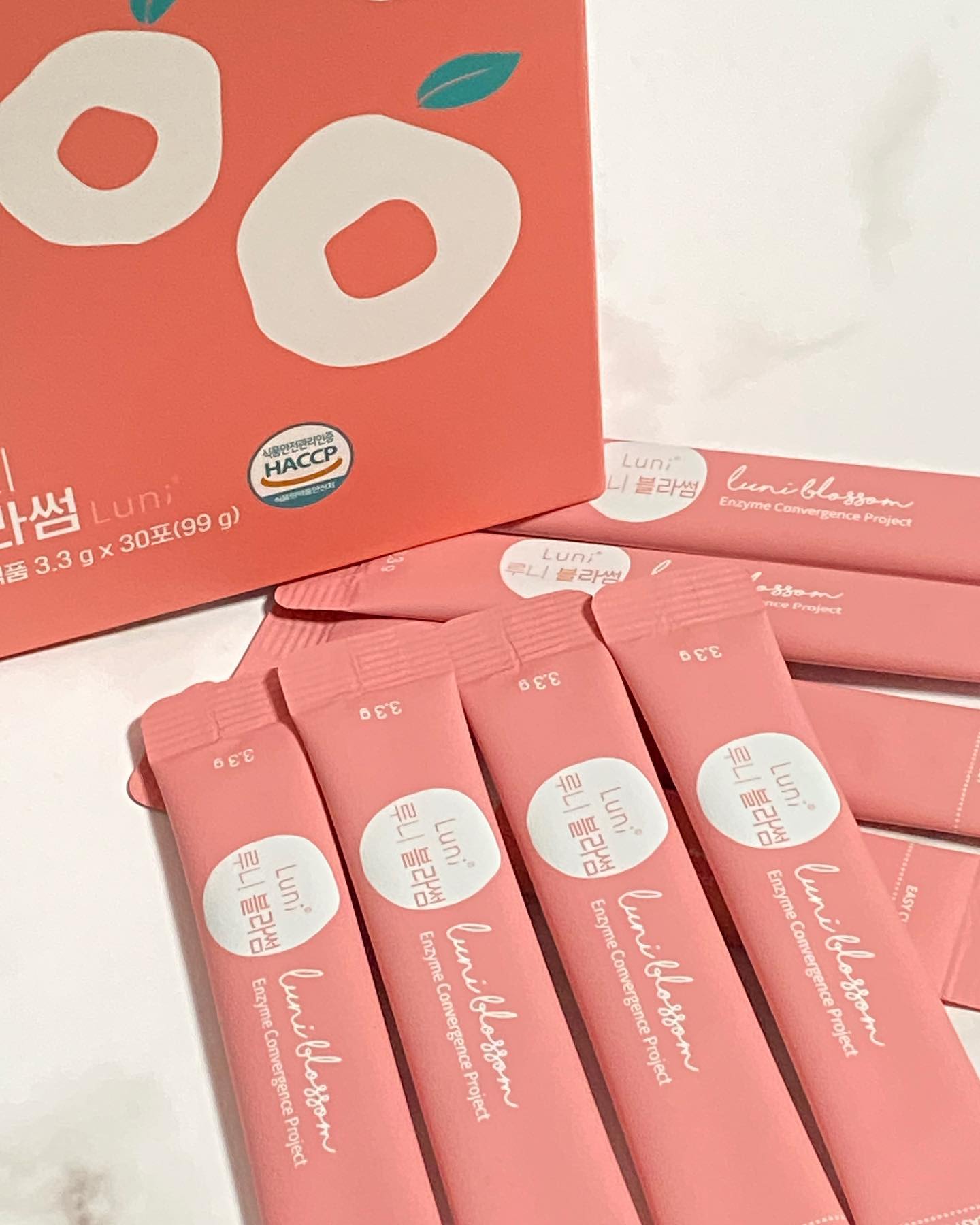#협찬 #루페#루니블라썸#여자효소#여성효소

여성효소, 다이어트 제품으로도 좋은
루니블라썸 여성효소에요🌸

저 겨울에 수족냉증이랑 생리통도 심해지는 편인데

이 제품 여성 면역력은 물론 자궁, 질건강에도 도움을 주는 성분이 들어있다고 하더라구요✔️

혈액순환을 원할하게 해줘 손발을 따듯하게 해주고,
동의보감 여성자궁을 위한 건강원료로 여성을 위해 특화된 여성효소제품에🧚‍♀️

피쉬콜라겐, 바이오키틴성분으로 피부건강에도 좋다고해요😋

자궁건강, 장건강, 피부건강까지 다 잡은
여성 효소‼️

요즘 몸에 찬기운도 느껴지고있어서
잘 챙겨먹고 몸 관리 해보려구요😌🫶

📍아래 다양한 혜택&이벤트들이 있답니다

🔻루페 카카오 친구혜택
http://pf.kakao.com/_FxePTb
▪ 바로 사용가능한 웰컴쿠폰(10,000원)
▪ 매월 할인 쿠폰 발급
▪ 게릴라 이벤트 및 쿠폰 발급

🔻루페 친구에겐 365일 비밀특가
https://store.kakao.com/lufe

▪️톡스토어 9월 한정 20% 할인쿠폰
▪️톡스토어 무료배송