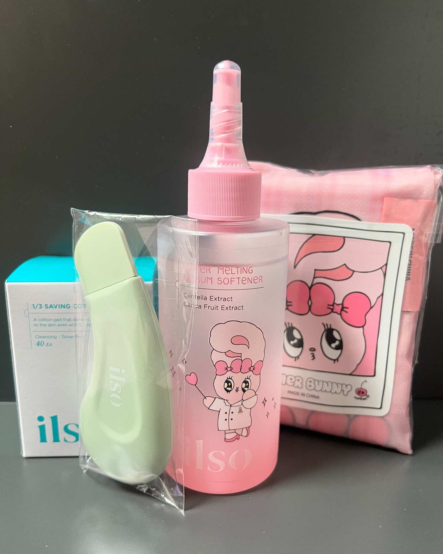 (#협찬)💜일소 슈퍼 멜팅 세범 소프트너 150ml 기획 💜
❕제품 구성❕일소 피지클리너 + 화장솜 40매 + 딥 클린 마스터(+에스더버니 마켓백)
*블랙헤드 케어에 진심인 일소가 사랑스러운 에스더버니와 콜라보한 제품 🌊
’피지클리너+제거기 세트’를 구매하면 에스더버니 마켓백을 만나볼 수 있다는 점 !!!💗
올리브영에서 7월 한 달간 구매 가능 !!!!!!
-
원래 피지는 말랑하지만, 제대로 케어되지 못하면 딱딱해지고, 산화되어 딱딱한 피지를 만듭니다🫨
그렇다고 피지를 뽑고, 뜯고 짜내면 큰 모공, 쳐진 모공, 상처 모공을 만든 다는 사실🥹
딱딱한 피지를 부드럽게 만들기 위해 피지클리너가 필요합니다💪
피지클리너는 코 뿐만 아니라 이마, 미간, 턱 등 다양한 부분의 피지 케어 가능해 홈케어 추천템 !! 다른 시술 보다 관리해주는게 훨씬 경제적이겠죠 ❕❕
특히 클렌징오일이 피부에 맞지 않다하고 느낀 분이나 블랙헤드가 너무 심해서 클렌징 오일로는 블랙헤드 케어 효과를 못봤다 하시는 분들에게 대안이 될 수 있는 제품입니다😎
-
실제로 제가 사용해봤을때, 원래 블랙헤드나 화이트헤드가 많은 편이 아니라서 효과가 보이려나? 생각했는데 생각보다 큰 변화가 있었고 뾰루지가 날려고 하던 자리도 말끔하게 사라졌습니다 !! 역시 피지케어로 유명한 일소 제품이라서 완전 만족했습니다🤩 심지어 에스더버니와 콜라보 한 제품이라서 핑크핑크💗 너무 예뻤어요 !!! 구성품도 쵝오....💜

#일소 #에스더버니 #에스더버니에디션 #일소피지클리너 #피지클리너 #블랙헤드 #블랙헤드케어 #블랙헤드관리 #피지관리 #피지케어 #피지제거기