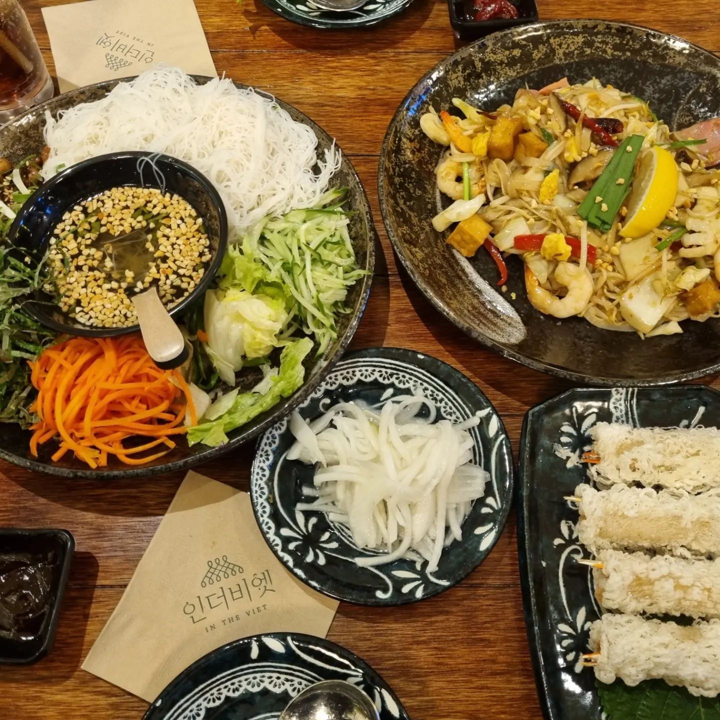 #협찬 #인더비엣
-
태국음식 좋아하는 사람으로서 
여기 너무 가보고 싶었던 곳이었는데 며칠 전 다녀왔습니다.
광교 엘포트에 있는 인더비엣이라는 곳인데 
쌀국수랑 팟타이, 월남쌈 등을 팔고 있어요💖❤️
-
저는 분짜랑 팟타이랑 새우튀김 시켰는데요🍤🍤
우선 팟타이랑 분짜 양이 엄청 많아요
푸짐해서 좋더라고요🫶🫶
채소들도 다 싱싱하고 팟타이 안에 
새우랑 크고 면도 딱 알맞게 익었어요
요근래 먹었던 팟타이 중에 제일 맛있게 먹었어요!🎶🎶
완전 인더비엣 팟타이 맛집이었어요
사이드로 시킨 튀김도 완전 바삭바삭 제스타일
다 맛있다💚💛
-
식사하는 사람도 많고 광교맛집 맞구나 꺅👉👈💕
엘포트는 주차도 편하니까 아직 안 가본 분들 있다면 
꼭 인더비엣 방문해 보시길 추천드려요~
팟타이 강추강추!
꼭 드시고요😘😘
-
📍영통구 광교중앙로 145 광교엘포트 지하1층📍
-
#인더비엣광교엘포트점 #광교쌀국수 #광교월남쌈 #이의동맛집 #광교엘포트맛집 #광교베트남음식 #광교분짜맛집 #광교쌀국수맛집 #광교태국요리 #광교엘포트쌀국수 #이의동쌀국수 #맞팔환영 #선팔맞팔 #팔로우환영 #팔로우해요 #먹스타그램 #먹스타 #먹스타맞팔 #먹팔해요 #먹팔 #맛집추천 #맛집스타그램 #맛집 #맛집스타그램