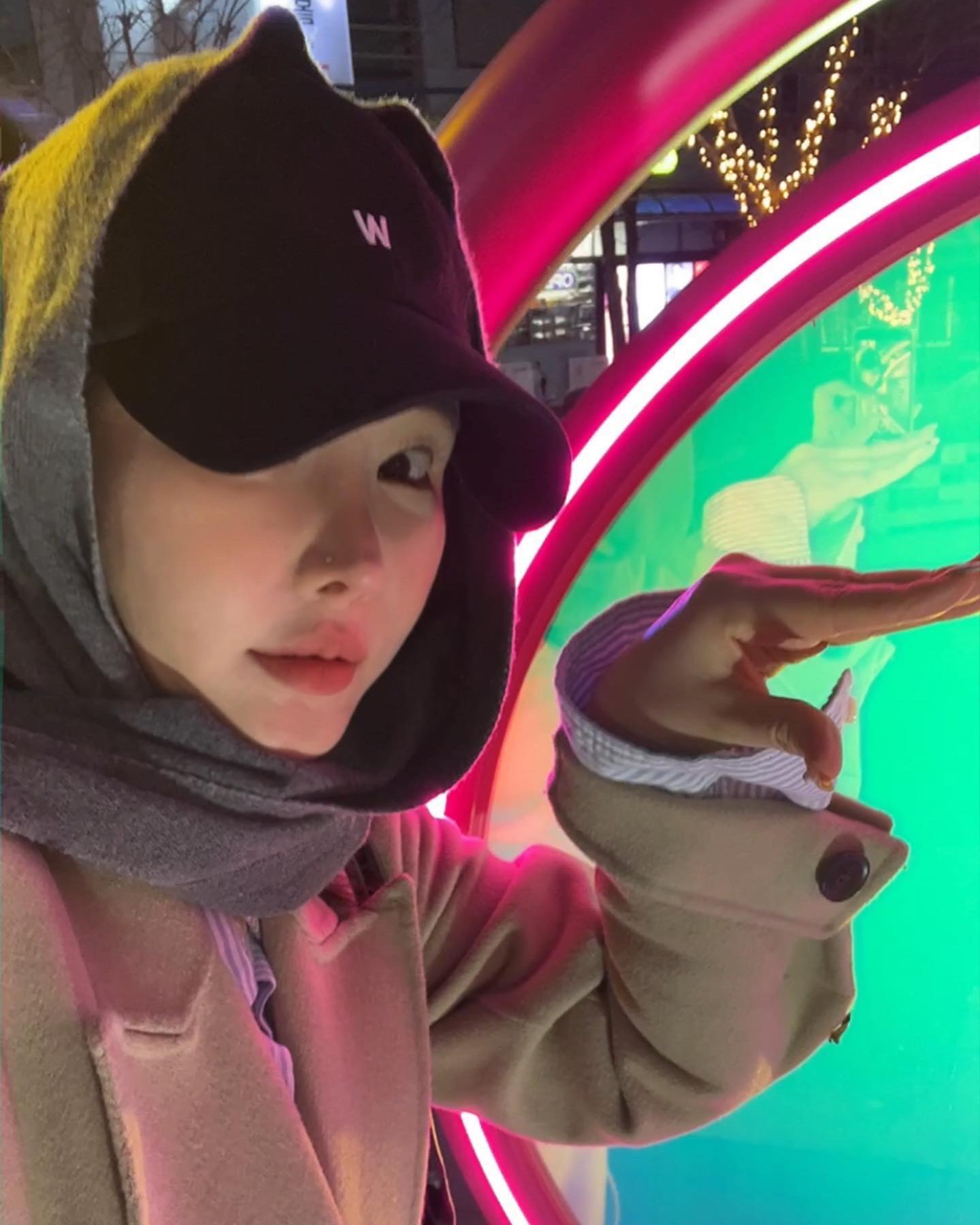 #협찬 행복한설보내세요💛 
홍대 레드로드 생기고 처음 가봤어요. 
반짝반짝 조명 위 그림자무대에서 사진도 찍고 
콧바람 잘 쐬고 왔네요
또 처음으로 탕후루도 먹어봤는 데 흐흐흐 
맛있었어요 

☆seoulplay.official 계정 팔로우 시 진행하는 다양한 이벤트에도 참여 가능
☆ seoulplay.official 계정에서 진행하는 초성 이벤트도 참여가능

#서울플레이 #그림자무대 #홍대 #홍대레드로드 #홍대전시 #서울전시공간 #홍대데이트 #홍대놀거리