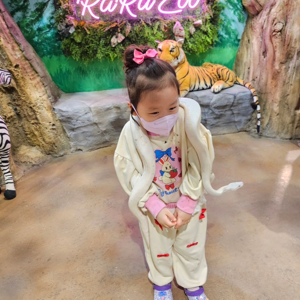 .
.
.
용감하네!
아빠랑두리서 데이트^^
.
#실내동물원