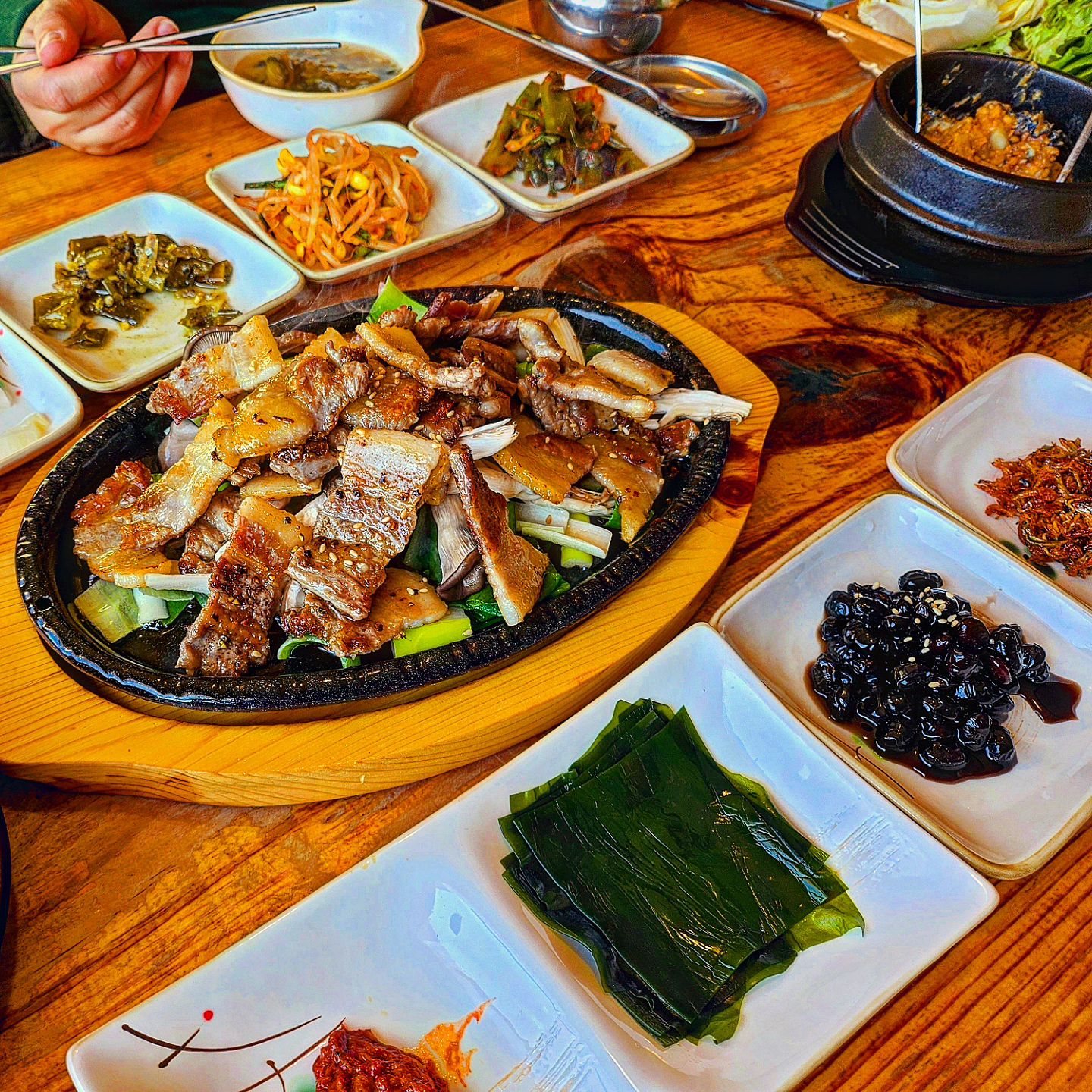 #화성숨은맛집 #산모롱이
#팔탄맛집

언니들이랑 먹은 #삼겹정식 이랑 #우렁파전

반찬정갈하고 다 맛있음 ❤
우렁쌈장에 쌈싸먹으면 꿀맛이지욤

우렁파전도 예술이야~~~~

즐거운 설연휴였다❤

2024년에도 맛있는거 많이 먹고 다녀요❤

#먹팔해요 #먹스타맞팔 #먹팔 #먹팔맞팔 #맞팔해요