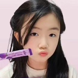  여혜진💫 on Instagram: "#광고
왕성한 식욕 진행중 정신차리고 내 몸을 다스릴때
불편한 아랫배를 겸험하잖아요?
그 때 필요한 아이인 것같아요

변을 미끈하고 부드럽게 만드는
 #수용성식이섬유 가 풍부한 #차전자피

8주의 임상결과
배변빈도증가, 변의 무게 증가
변 단단함을 감소시켜 배변시 통증 감소시켜줬다고해요

이 차전자피가 
대변의 부피를 40배로 늘려 장운동을 촉진시켜주는데
히루 2번 , 먹을때 물을 충분히 같이 마셔줘야해요‼️

또 장내 수분량을 높여 줘 변비완화에 도움을 주는
푸룬 속 촉촉함의 핵심인 #소르비톨

목걸림없이 깔끔하게 섭취가능하게 2mm초소형화이고,
개별포장으로 휴대가.편리해서
여행갈때 챙겨가면 
불편함없이 즐거운 여행 할 수 있을 것 같아요 🧳

#닥터푸룬#푸전자피#푸전자피울트라#푸전자피효능#푸전자피효과#푸전자피후기#푸전자피울트라후기#푸룬#차전자피#식이섬유#소르비톨#변비탈출#변비해결#변비직빵#변비개선#쾌변"