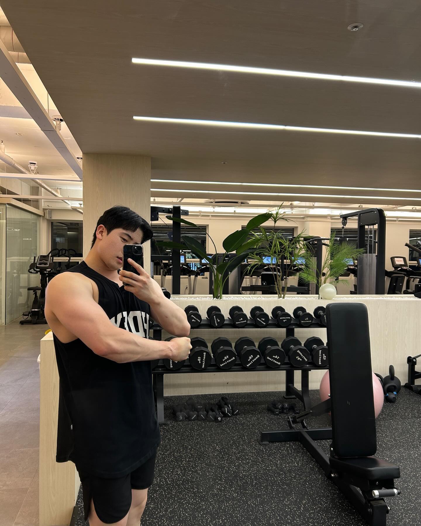 오늘은 왼쪽 오른쪽 사진 투척...!
50분동안 가슴운동 하려니 정신 없지만.. 할건 다 했네요😵‍💫
 
카카오톡 이모티콘 더담톡 이벤트를 진행 중이래요!
이모티콘 쓰고 싶어서 참여 해보는데....
저보고 자존감을 챙기라네요...ㅋㅋ 챙겨보겠습니다🔥🔥
주말 얼마 안남았으니 모두 화이팅하시고! 아나볼릭!
 
#운동 #운동하는남자 #헬스 #헬스타그램 #일상 #대전 #봉명동 #브라이튼휘트니스유성점 #오운완 #운동기록 #운동소통 #bodybuilding #workout #reels #daily #song #gym #fitness #selfie #diet #instahealth #이모티콘12주년이벤트 #이모티콘12주년 #이모티콘12주년축하해