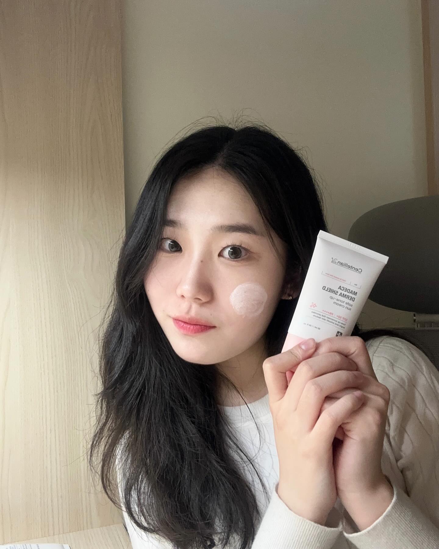 #협찬 Centellian 24 MADECA DERMA SHIELD suncream
📌 센텔리안24 마데카 더마 쉴드 세이프 선크림

🔍 센텔리안24는 반세기 넘게 쌓아온 동국제약의 피부과학 노하우를 담은 더마 코스메틱 브랜드입니다 
SPA 50+ / PA++++ 로 확실하게 자외선을 차단해주며 전체적으로 촉촉하고 부드러운 발림성을 가진 제품입니다 💦
✨ 바르는 순간 산뜻하게 밀착되어 피부 메이크업 전에 사용해도 괜찮았습니다!
제 원픽은 메이크업 베이스 대용으로 사용할 수 있는 톤업 선크림입니다 💓
선크림 특유의 번들거림이 적어서 맘에 들고, 향이 순해서 딱히 
호불호 없이 쓰실 수 있을 것 같습니다🫧

피부를 위해 필수로 발라야하는 선크림!!
피부고민별로 선택하여 사용하면 됩니다 🙌🏻

1️⃣ 마데카 더마 쉴드 세이프🩵수분 선크림
#수분장벽 
- 에센스처럼 가볍고 산뜻하게 밀착되며 수분장벽을 채워주는 촉촉보습자차 선크림
- 환절기 시즌 피부가 건조하신 분들께 추천! 
2️⃣마데카 더마 쉴드 세이프🩷톤업 선크림
#생기톤업
-  매끈하게 발려, 피부 톤/결/투명도까지 케어해주는 생기 톤업 선크림
- 간단하게 화사한 톤업을 원하시는 분들께 추천!
3️⃣마데카 더마 쉴드 세이프💚선스틱
#급속쿨링
- 언제 어디서나 간편하게 사용할 수 있는 쿨링 선스틱
- 액티비티 및 야외 활동이 많으신 분들께 추천!
4️⃣마데카 더마 쉴드 세이프💚선크림
#민감진정
- 피부 자극 없는 저자극 포뮬러로 피부를 진정시켜주는 무기자차 선크림
- 피부가 민감하신 분들께 추천!

*동국제약 헬스케어 온라인몰에서도 구매가 가능합니다!

-
#협찬 #센텔리안24 #마데카더마쉴드세이프 #선크림 #선스틱 #수분선크림 #톤업선크림 #선크림추천 #화장품추천 #선물추천 #동국제약 #마데카