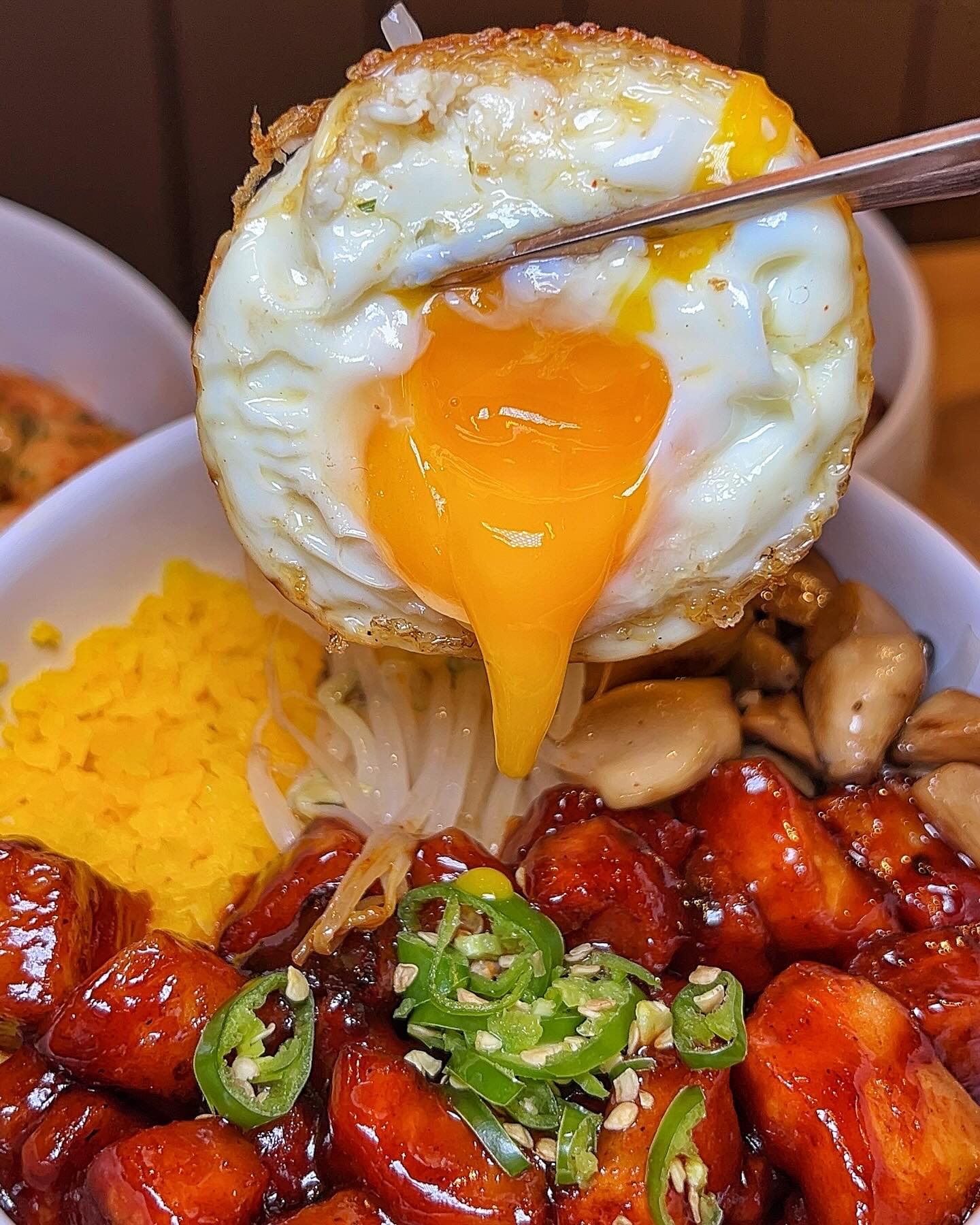 핵고퀄 토핑부자 덮밥 먹으러 샤로수길 가자
*광고

든든하고 퀄리티 높은 한 끼 메뉴를
제공하는 ‘덮다’ 샤로수길점입니다!

덮밥 종류도 다양하고 토핑도 푸짐해서
어떤 메뉴를 먹어도 맛있는 집이에요 ꒰ ¨̮ ꒱ 

고기는 기름기를 쏙 빼고 육즙은 가두어
더욱 극적인 풍미를 느낄 수 있답니다!

정갈하고 깔끔한 한 끼 식사로 좋아
데이트코스로도 많이 찾으시더라구용
마침 2인 세트도 있어요 ಇ( ˵ᐛ ˵)ಇ 

만원 한 장으로 든든한 한 끼 어떠신가용?!

🍚 샤로수길 #덮다 (dupda_official / cho_dogs )
- 서울 관악구 관악로 144

_

#샤로수길맛집 #서울대입구맛집 
#서울대입구역맛집 #서울대입구역 
#덮밥맛집 #덮밥집 #한그릇요리