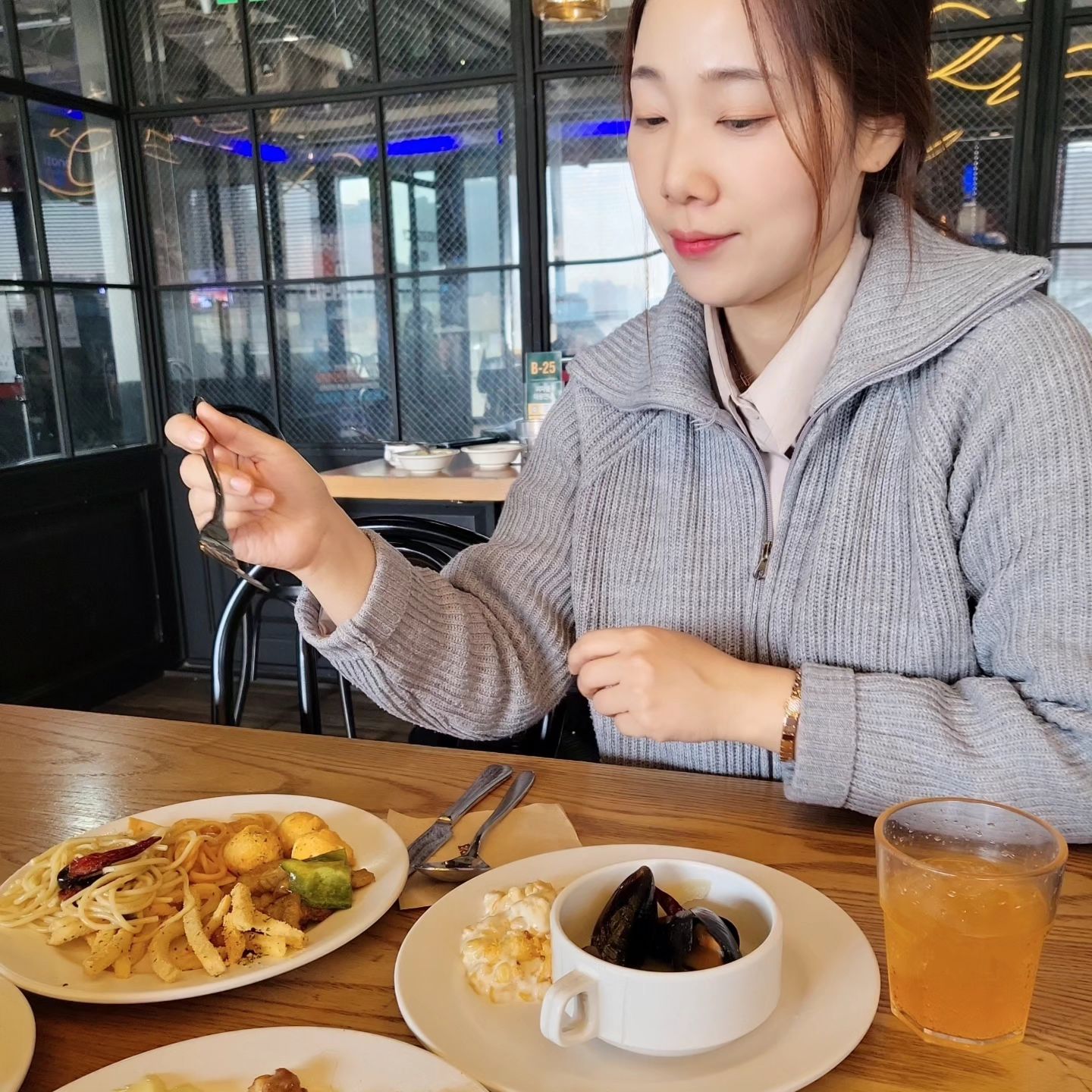 오늘은 피자몰로 
아메리칸 폴링 캠핑 떠나보아요🏕 

미국맛 가득한 갈릭브레드피자랑 
텍사스BBQ피자는 짭쪼롬하니 취향저격🍕 
캠핑 느낌 낭낭한 그릴드 하바나콘과
프레시 홍합스튜도 별미더라구요😍

오늘 입 제대로 터져서
뜨끄뜨끈 금방 나온 피자들로
소스 플렉스 콕콕 찍어서 맛있게 먹었답니다~😋

미국맛 좋아하는 분들은
폴링 캠핑 즐기러 
피자몰 고고 추천해요~~
.
.
.
.
#울산맛집 #성남동맛집 #울산피자몰 #울산피자맛집 #울산가볼만한곳 #울산가족외식 #미국식피자 #샐러드바