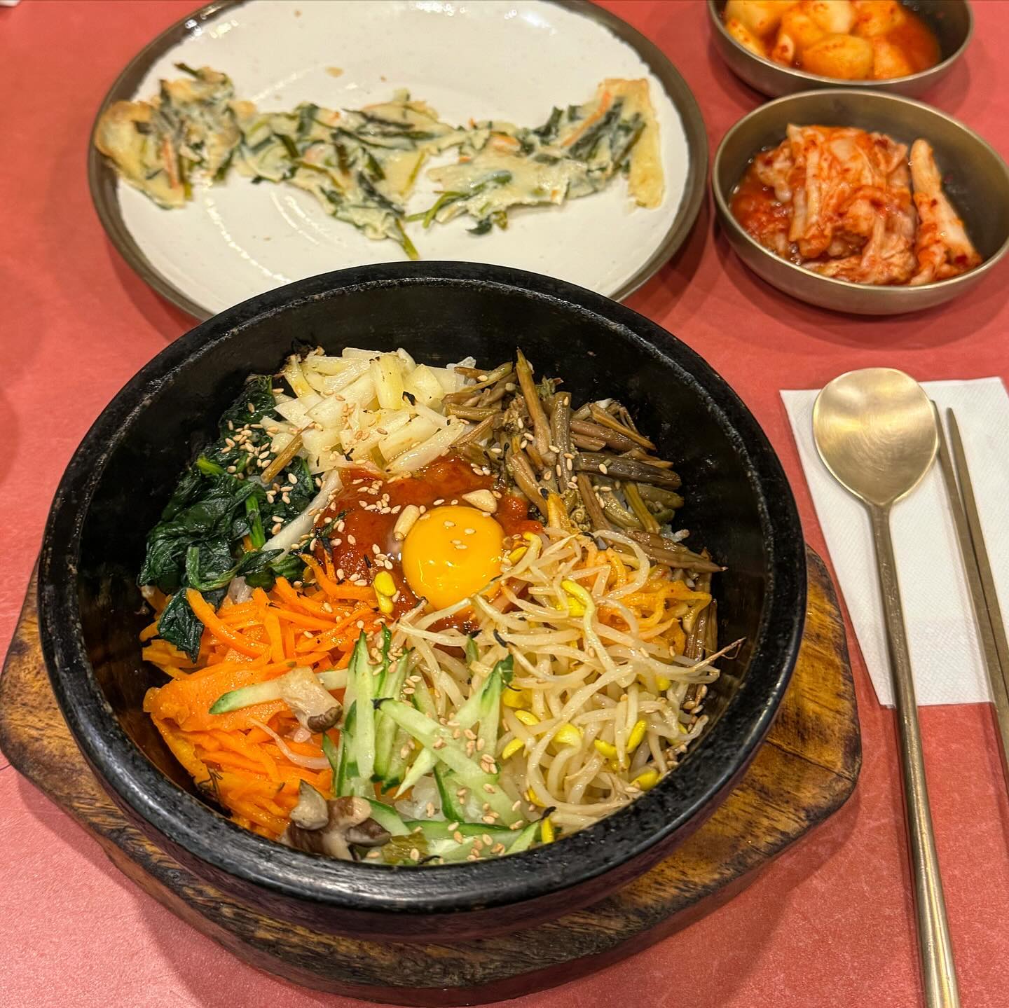 〰️
📍전주비빔밥

⭐️⭐️⭐️⭐️
비빔밥 먹고싶을땐 꼭 여기루...!🥗🍚
재료 하나하나 넘 잘어울리구 자극적이지않아서 좋당🤍

📋
전주비빔밥(돌솥) 11,000원

🗺️
서울 중구 세종대로 17 와이즈타워 지하1층