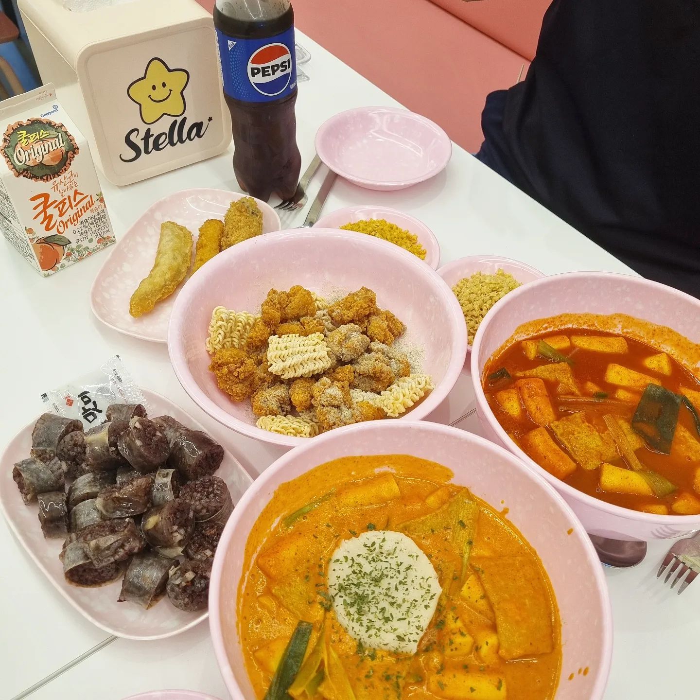 #협찬

떡볶이 러버 딸들이랑 스텔라 떡볶이 먹으러 출동!!
#주현영떡볶이 로 알려진
별튀김 찍어먹는 맛집♡

저희는 기본 #스텔라떡볶이 에 로제를더하고
#후추닭강정 과 순대까지 알차게 먹었어요~~

닭강정 3종 출시되었는데
떡볶이랑 같이먹기좋아요
바삭♡ #닭강정맛집 될듯!!

콜라도 좋고 쿨피스의 조합은 최고쥬♡

별튀김 찍어도 먹고 뿌려도먹고
어니언 맛이랑 카레맛 먹었는데
담엔 다른맛도 골고루 먹어볼래요

100만원이벤트도 참여해보세요#스텔라이벤트
지정세트  먹고 우산도 받으시고요^^

➡️ 경기 화성시 병점동 431-3 두산탑 프라자 108호

#병점동떡볶이#화성떡볶이맛집#병점동닭강정
#화성닭강정맛집#스떡#스텔라닭강정
#튀김맛집#장스푸드
