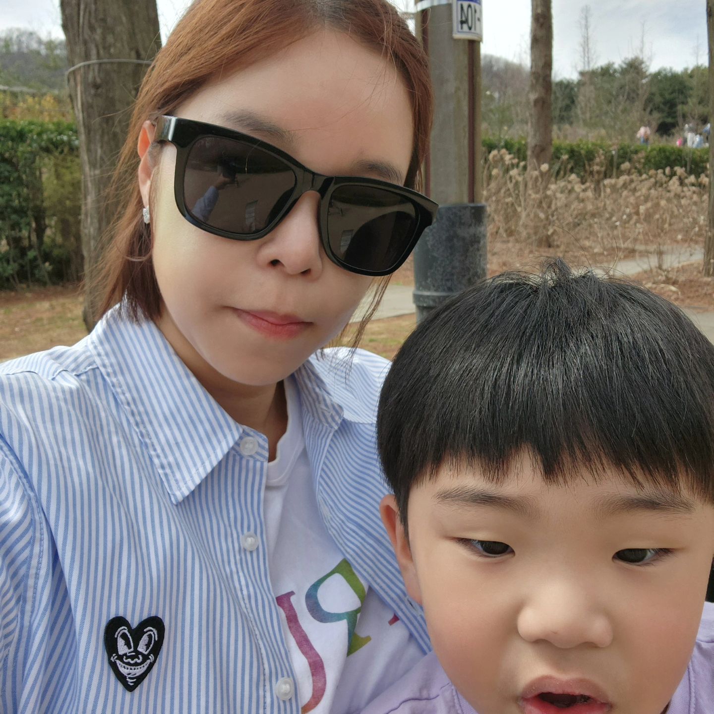 수목원에서 놀다 햄버거 먹고싶다해서 먹이고
아빠는 집으로 우리는 책보고가서 더 놀기
죙일 놀아도 놀아도 부족한 느낌
실컷 놀아보자

#날씨좋을때는 #밖에서노는거야 #푸른수목원 #아트책보고 #놀때도많고 #갈곳도많고 #우리동네 #넘좋으다