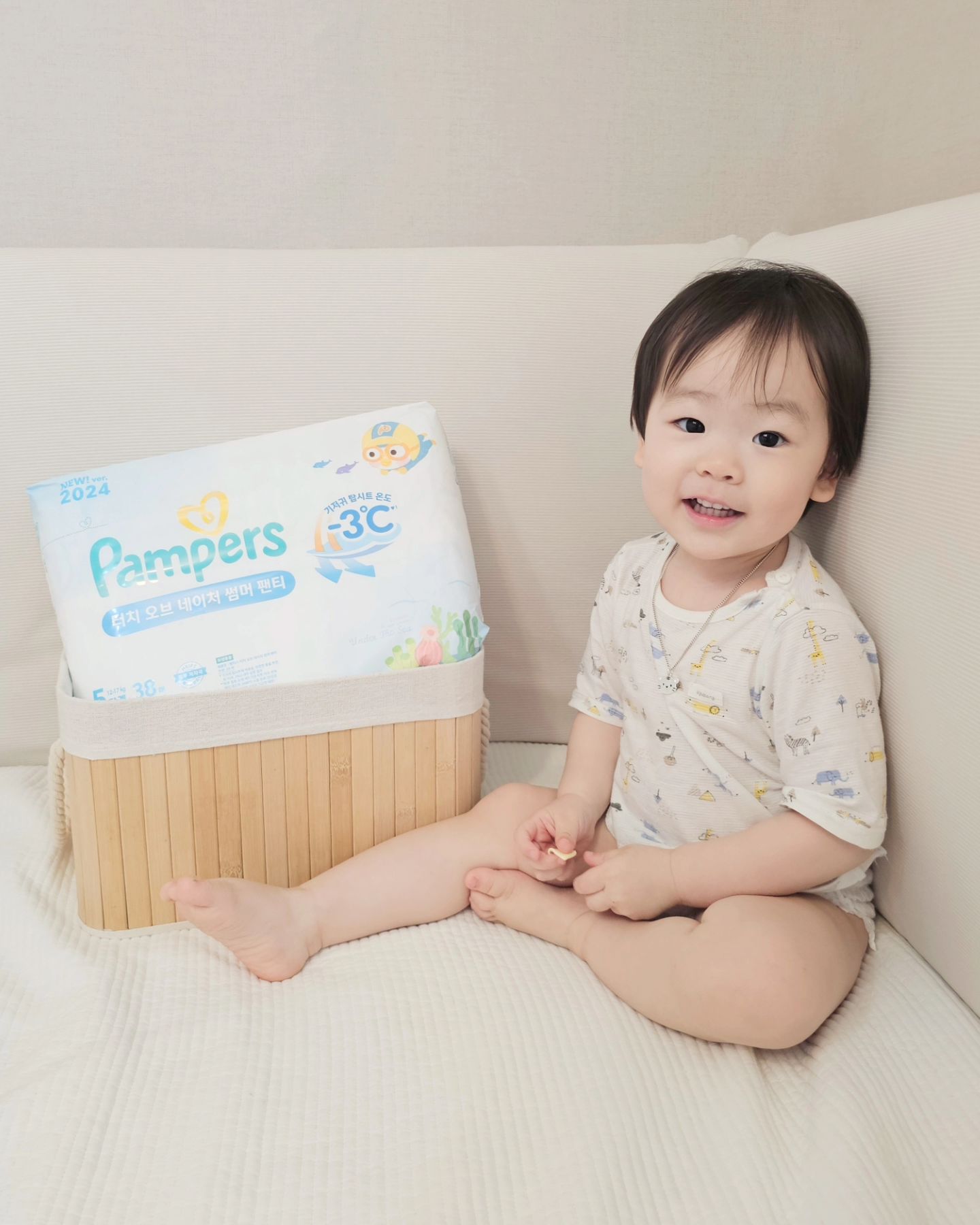 #제품협찬 #팸퍼스에서온선물
팸퍼스 터치 오브 네이처 팬티

우윳빛깔.ᐟ 김무럭.ᐟ
예워닝( kim_mooruck )네 이벤트에서 받은
팸퍼스 터치오브네이처 기저귀에용ꔛ

피부 저자극 테스트 완료.ᐟ ➀
향료, 파라벤등 무첨가.ᐟ로 안심하고➁
1초만에 빠르게 흡수되어 피부 자극 해방.ᐟ.ᐟ➂
코튼이 더해진 부드러운 겉커버와➃
업그레이드 된 속까지.ᐟ.ᐟ.ᐟ➄

발진과 습진이 자주 생기는 하렴이는
팸퍼스 터치 오브 네이처로 정했어요❤︎ 

Haryum : 20개월 / 85cm / 13kg / 5단계 :)
Thanks to pamperskr

❤︎ 

➀ 민감성 피부 소비자 122명 대상 HRIPT 시험 결과
➁ 팸퍼스는 제조 과정 중 자발적으로 첨가하지 않았어요
➂ 자사 내부 실험 및 제 3자 실험결과 기준
 (평균아기소변량 2회 테스트)
➃ 겉커버에 4% 코튼 함유
➄ 기존 아르모니 에어차차 썸머팬티 대비
