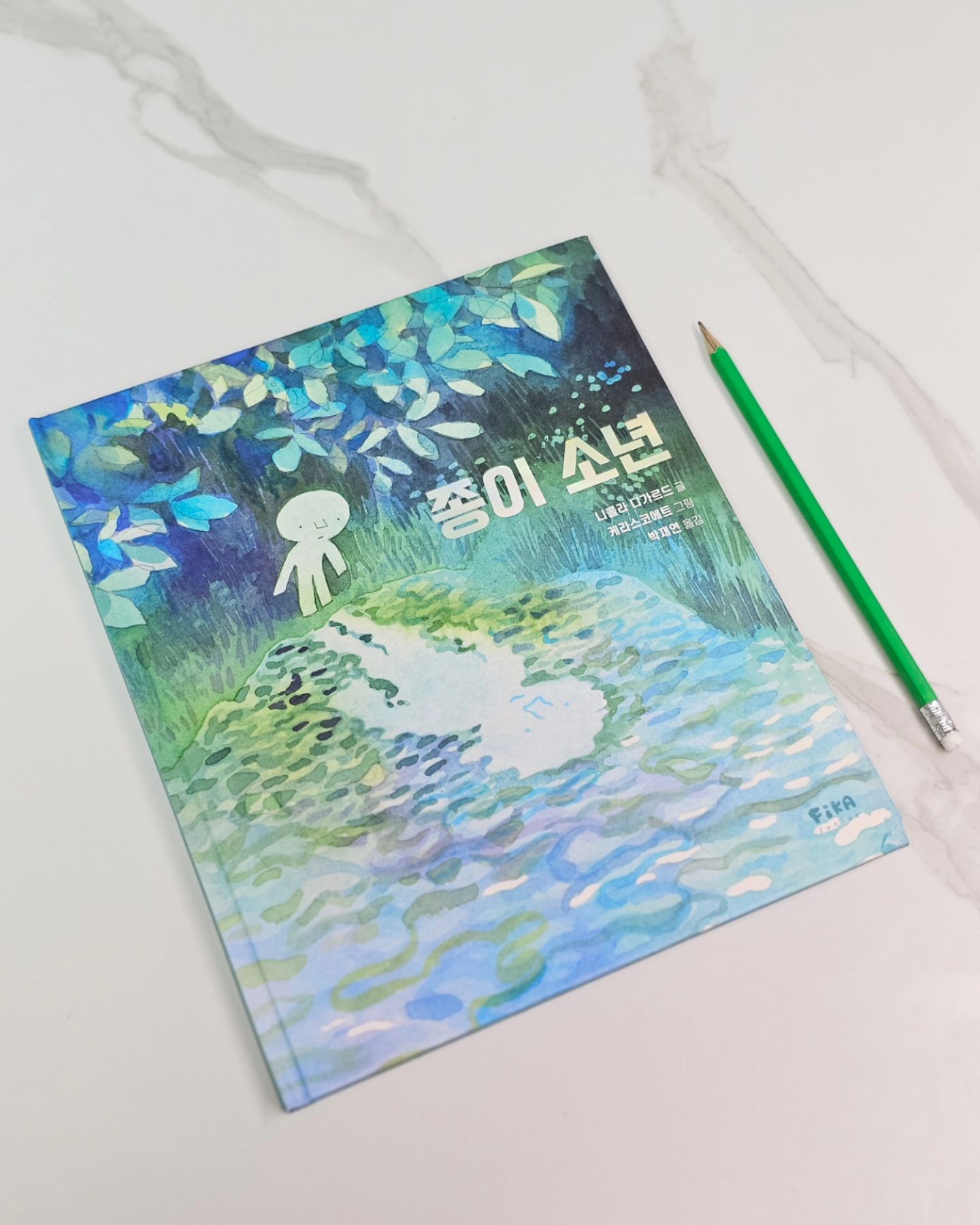 #협찬 fikabooks_jr

난 종이 소년이니까~~
남들과 조금 다르지만
소중하고 특별한 존재인 #종이소년

한글을 뗀 아이가 스스로 읽어보고
저희에게 동화책 얘기를 해줬어요~
용기없는 종이소년이
점점 더 용감한 소년이 된다고!!

아이의 부끄러움이 걱정이었는데~
이 책을 통해 좋아질 것 같아요!!

구매 링크는 fika_books_
프로필에 있어요~

#나다움그림책 #자신감그림책 #그림책추천 #감정그림책 #책육아 #육아정보 #맘스타그램 #책추천