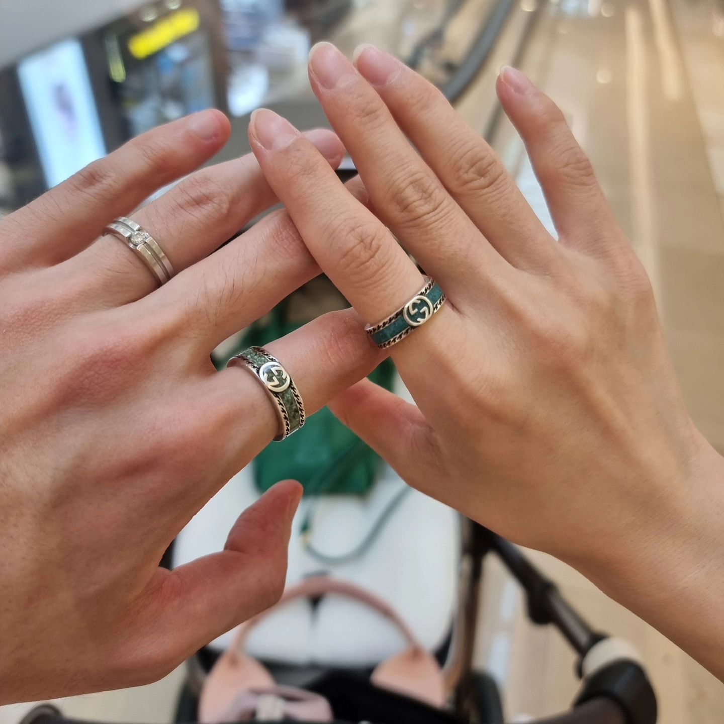 올해는 처음으로 셋이 함께보내는 결혼기념일🌹
정신없는 바쁜 하루를 보냈지만  함께할수있음에 감사하고
우리가정에 보물인 하율이를 선물주신 하나님께 감사한하루❤️🫶🥰
늘 힘써주는 내남편 사랑해❤️🫶
.
.
#3주년 #결혼기념일 #anniversary #weddinganniversary #럽스타그램 #부부스타그램 #육아스타그램 #애개냥육아