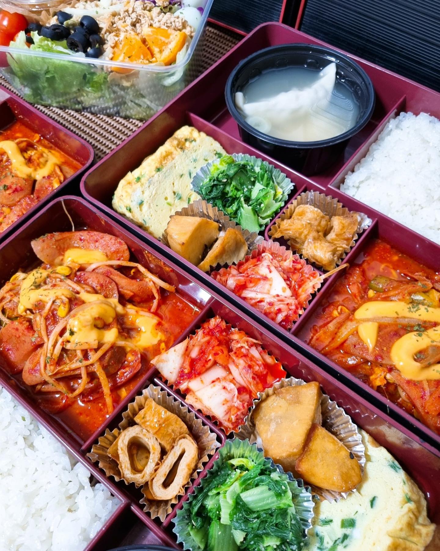 당일 조리 원칙 단체 도시락 맛집
안산 #푸드박스안산시흥점

보온 백과 도시락통에 배달되니 
따뜻한 밥을 먹을 수 있고
일회용 그릇이 나오지 않아서 좋아요👏🏻

오늘의 식단 메뉴는
소세지 가득한 체다치즈부대볶음🍛
건강한 닭가슴살견과류샐러드🥗
달달한 고구마맛탕🍠
신선한 나물🥬
커다란 만두가 들어있는 떡만둣국🥟로
알찬 구성이에요👍

밥력 밥솥으로 지어 찰기 있는 밥과
매일 다채로운 식단으로
병원, 약국, 직장인, 학원 등
단체 도시락 주문하기 좋은 
단체 도시락 전문점이랍니다🌟

블로그도 운영중이시니
식단표 참고하셔서 주문하세요😀
https://blog.naver.com/foodbox777

#안산도시락#직장인도시락#병원도시락#회사도시락#안산도시락맛집#안산한식#사동맛집#도시락맛집#도시락추천#집밥도시락#사동한식#사동맛집추천#상록구도시락#상록구맛집#푸드박스케이터링