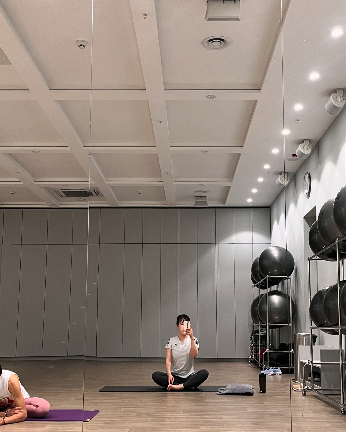 요가🧘🏻‍♀️

운동은 뭐라도 중간이상은 하는데
요가만큼은 뒤에서 1등이다.
심신수련 이전에 홧병과 좌절을 맛보기에 멀리하는데
오늘은 한 번 해봤다.

타슈켄트에서 첫 요가. 
러시아어 수업이라 선생님 쳐다보느라 바빴네.

내 무릎은 왜 안내려가는거야..🫠

#타슈켄트 #우즈베키스탄 #해외살이 #작가 #타슈켄트일상 #책추천 #주부취미 #30대책추천 #자기계발