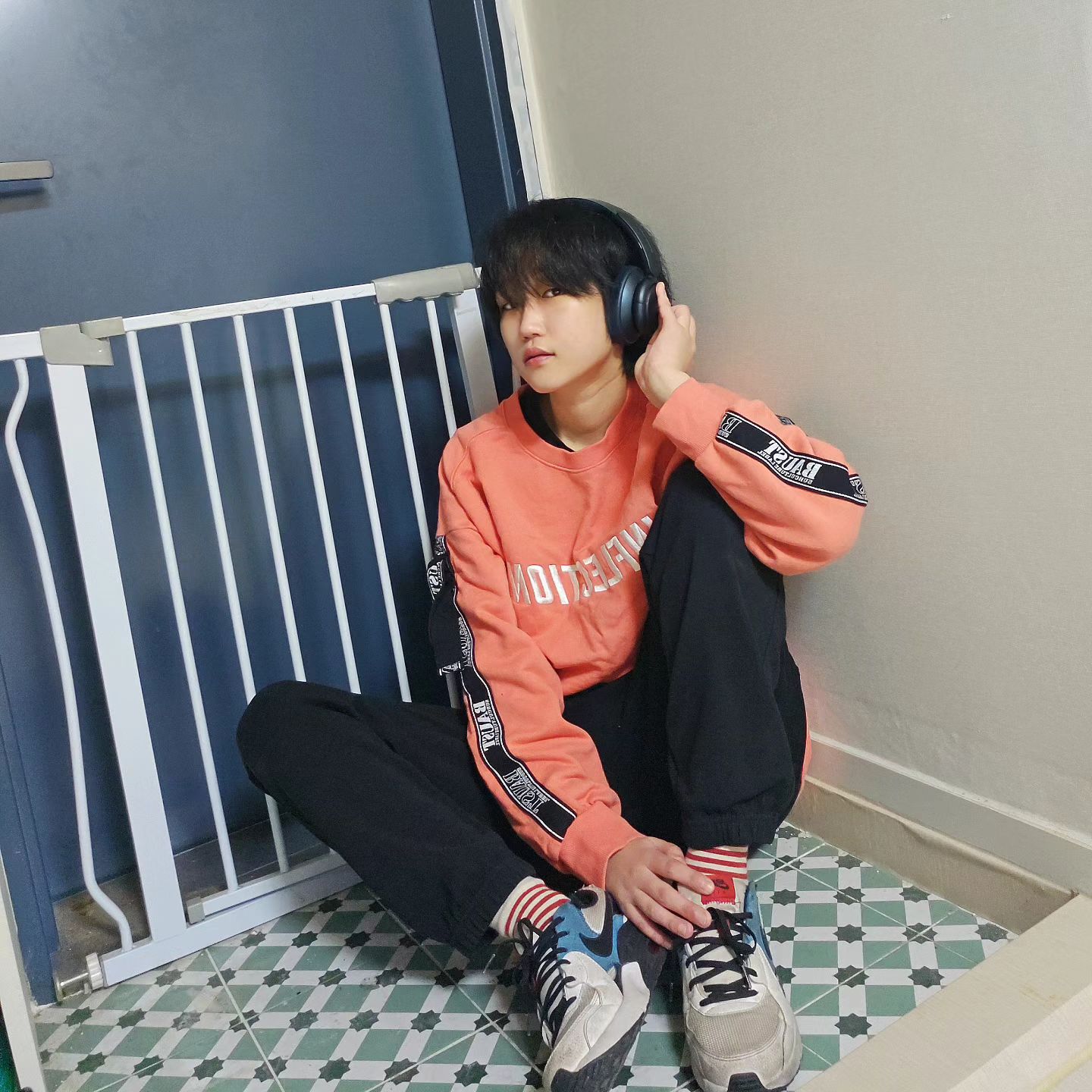 출근할때 제일 떠나기싫은 신발장

추울땐 귀마개대신 헤드셋이죠^^🎧

엄마가사준 레드 양말🧦
소화하기힘드네요...😅

주말에도일하는 일개미 노동복!
모두 즐거운 주말 보내세요~!♥