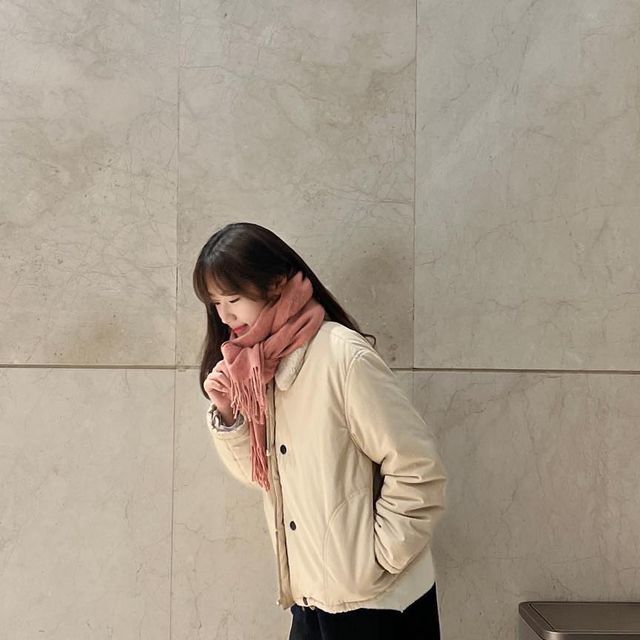수정 on Instagram: "#광고 @marun5_official @the.nukknukk 도톰한 두께의 니트 소재로 따뜻한 넉넉 레그워머🤍 다른 레그워머와 달리, 잘 안 흘러내리는 점이 좋았어요 고리형 디자인으로 안정감있고