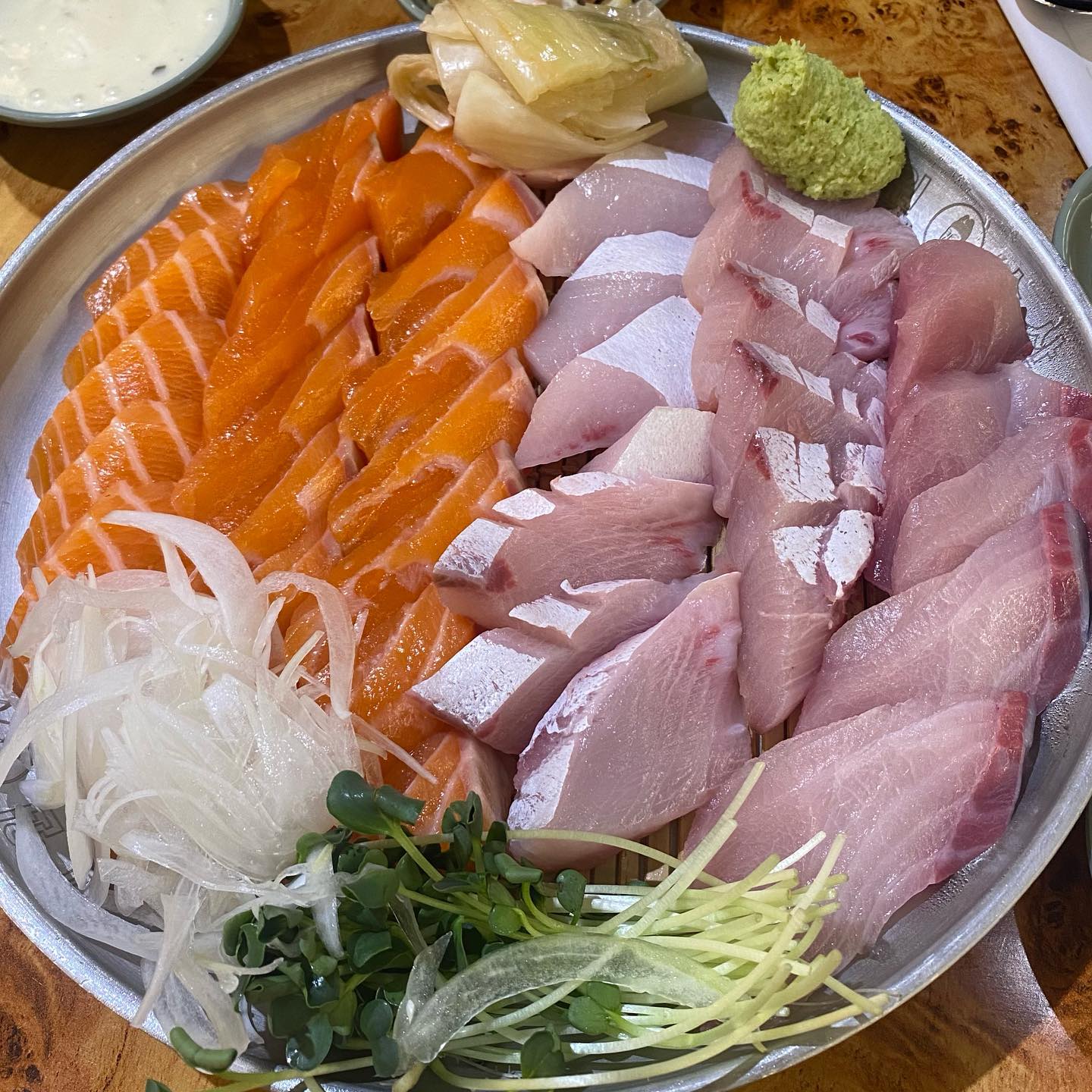 #건대 #만원수산 

급 방어땡겨서 방어먹으러 달려갔는데요(╹ڡ╹ ) 
원래 가려했던 횟집이 하필 휴무여가지구 급히 다른방어집을 찾아서 간 만원수산!!

✔️연방이 46,000원

연어도 먹고싶어서 반반 연방이로 주문했어요😍
다른 반찬이나 주류,음료는 전부 셀프로 가져다먹어야해서 이것저것 움직이다보니 되게 금방나오더라구용🙊💕

회가 너무너무 신선하구 엄청 두툼한거 보이시나요?!😍
크기도 큼직하구 두툼하니 씹는맛이 아주 굿🫶🏻

기름진거+기름진거 역시 방어는 기름장 찍어먹어야죵😆❤️
연어도 엄청 부드러워서 이빨로 왕하니 바로 잘리더라구여🙊❤️

메뉴가 엄청많은데 전체적으로 가격도 저렴하구 아! 매운탕을 시키면 라면사리랑 수제비사리도 무한이예요!!!🙊
술 드시는 다른테이블에는 매운탕이 다 올라가있더라구여🤤❤️

저는 어제 다리를 다쳐서 술이 패쓰라 매운탕도 패쓰...☹️
다음에 꼭 다시 먹으러갈거에요!🙆🏻‍♀️❤️

#건대방어 #건대횟집 #건대맛집 #건대술집 #회 #방어 #연어 #방어철 #매운탕 #맛집 #먹방 #먹팔 #먹팔해요 #맞팔 #소통 #환영 #일상 #오늘의메뉴 #기름칠하기 #먹스타 #먹스타맞팔 #먹스타그램 #맛스타그램 #존맛 #맞팔해요 #좋아요반사 #좋아요 #좋반