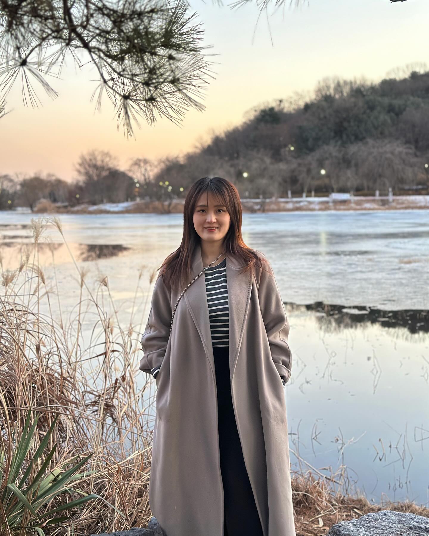 이번달 내내 야근 후 새벽에 들어와서
얼굴도 제대로 못본 남편과 간만에 주말데이트했어요호호

일산 호수공원 처음 가봤는데 운치있고 예쁘네요✨

아우터 : #쏭라벨 #에르두꺼비코트 
상의 : #드혀니 #밍크티
하의 : 드혀니 #무적웜팬츠슬릿 
가방 : #오케플 #빈터백
신발 :오케플 바잉 부츠

#주말룩 #주말일상 #외출룩 #일상