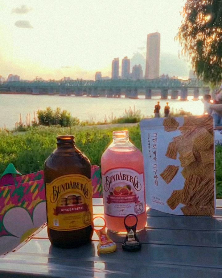 🌞🍺🍋🥭🍊
SUMMER with #Bundaberg 

탄산음료를 선호하지 않지만 
촤락하고 터지는 버블에 달콤하고 거부감없는 쿨링감이 필요할 때,
뜨거운 햇살 아래 피크닉 갈 때 쿨러팩에 담아 다니는 #분다버그

사탕수수추출 자연발효음료라서 끝 맛도 깔끔함이 좋다!
제일 좋아하는 건 진저에일이 생각날 때 마시는 #진저비어
그다음은 상큼함 가득인 #레몬라임앤비터스 와 #레몬에이드
살짝 쌉쌀한 달콤함에 색이 매력적인 #핑크그레이프프루트
종종 마시는 #트로피컬망고

색감도 맛도 좋은 아이템 :)

#분다버그 #withBundaberg #분다버그인증샷이벤트 #여름엔_분다버그 #피크닉 #요트케이터링 #케이터링 #홈카페 #실뱌몬_joyous