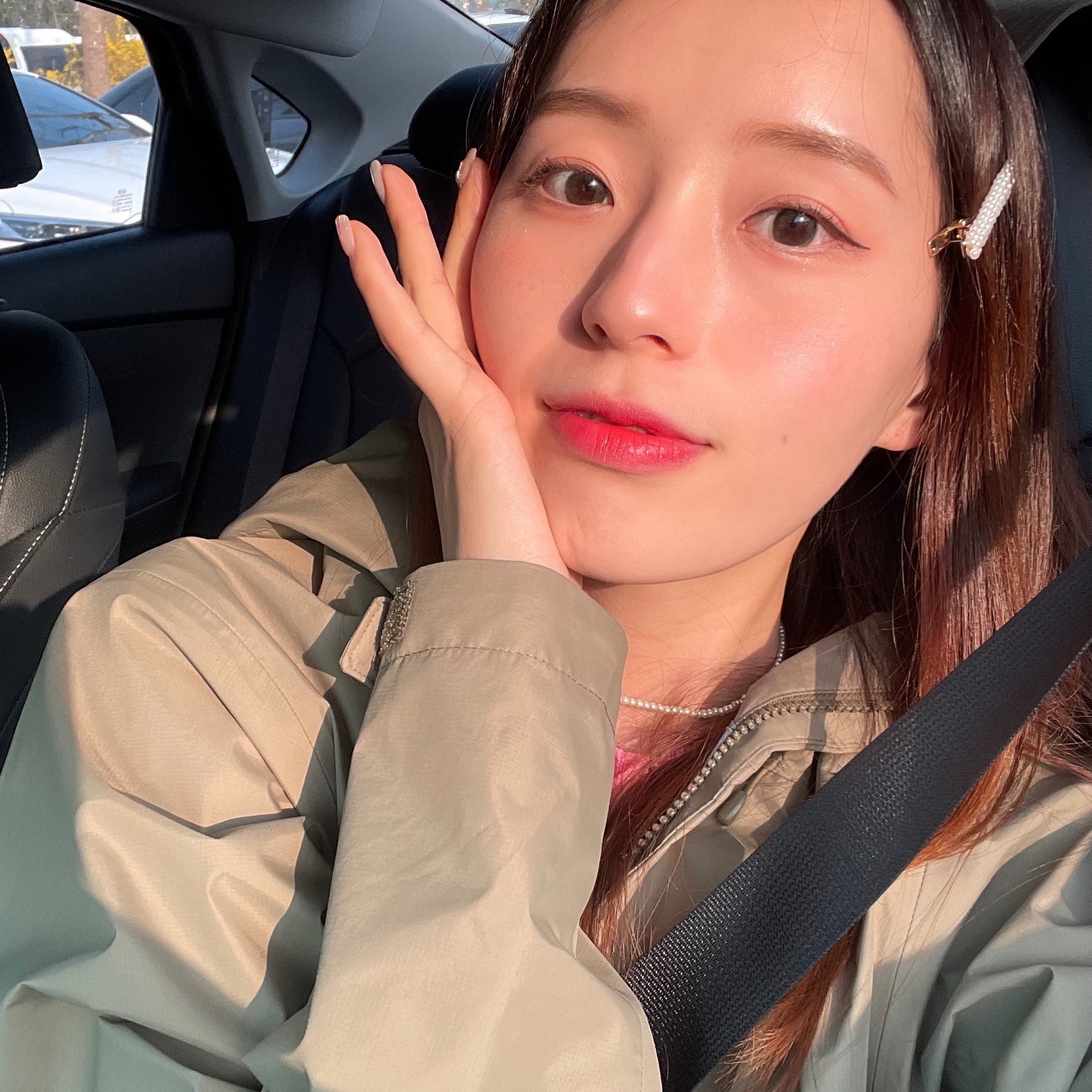 바이킹타는데
6학년 여학생들이 “이쁜이모가 옆에 앉아서 어쩌구저쩌구” 한다..
이모..? 맞지.. 이모지..😂 아닌데 아직 언니인데?!!
애기들이 바이킹타면서 소리치길래 나도 바보똥개멍청이!!