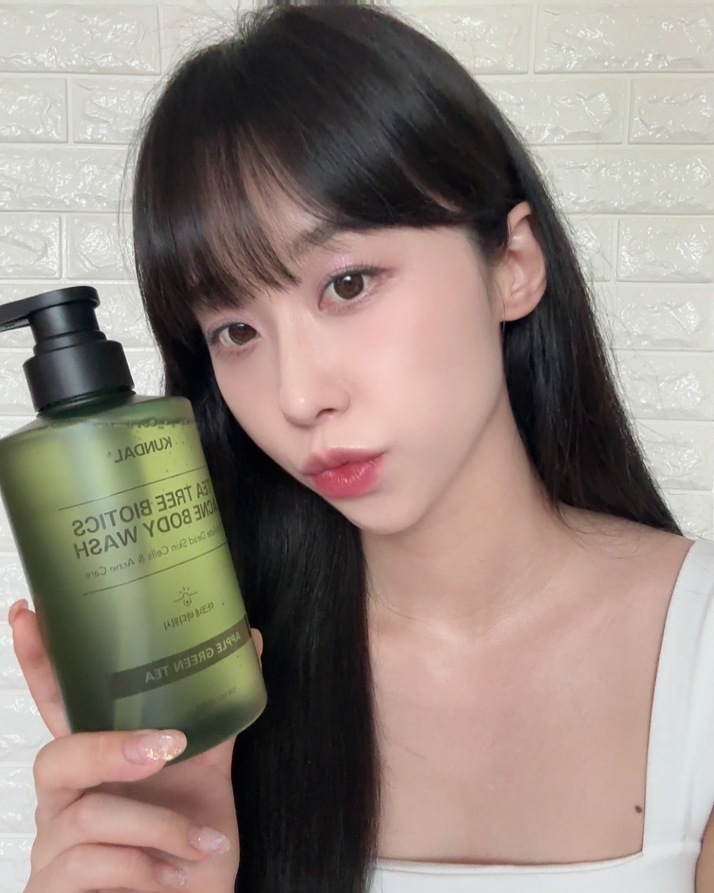 #광고  kundal.official 

여름철이라 노출이 잦은데 몸에 난 트러블 때문에 고민이 많았어요이제 곧 휴가 떠나는데 등드름있으면 신경쓰이잖아요!!
그래서 여드름성 피부에 딱 맞는 피부 고민 작별템
쿤달 티트리 바이오틱스 아크네 바디워시 소개해드려요🩷

✔️바하 성분을 함유하여 여드름성 피부 완화 ✔️티트리바이오틱스 성분이 예민한 피부를 진정시키고 무너진 피부 밸런스를 지켜줌 ✔️4가지 필링성분까지 함유하여 여름철 피부 노출 걱정 끝 ✔️지친 피부에도 걱정없이 쓸 수 있도록 피부 자극 테스트와 불검출 테스트 완료
 
저는 피부가 예민한 편인데 쿤달 바디워시를 꾸준히 사용하니까 확실히 바디트러블이 많이 진정됐어요✨
투명라고 흐르는 제형으로 미끄덩거리거나 잔여물 남는 거 없이 깔끔하게 마무리돼요!!여드름바디워시인데도 샤워 후 건조하지 않고 촉촉한 수분감이 느껴져요🥰
향 좋기로 유명한 쿤달답게
풋풋하고 싱그러운 느낌 가득한 애플그린티 향으로 기분까지 좋아지는 향이에요🍏
바디트러블 완화와 진정에 좋은 쿤달바디워시는 쿤달 공식몰과 올리브영에 만나볼 수 있어요💓💓 

#쿤달 #쿤달바디워시 #등드름바디워시 #몸드름바디워시 #여드름바디워시 #바디워시추천 #올리브영바디워시 #여름바디워시 #등드름없애는법