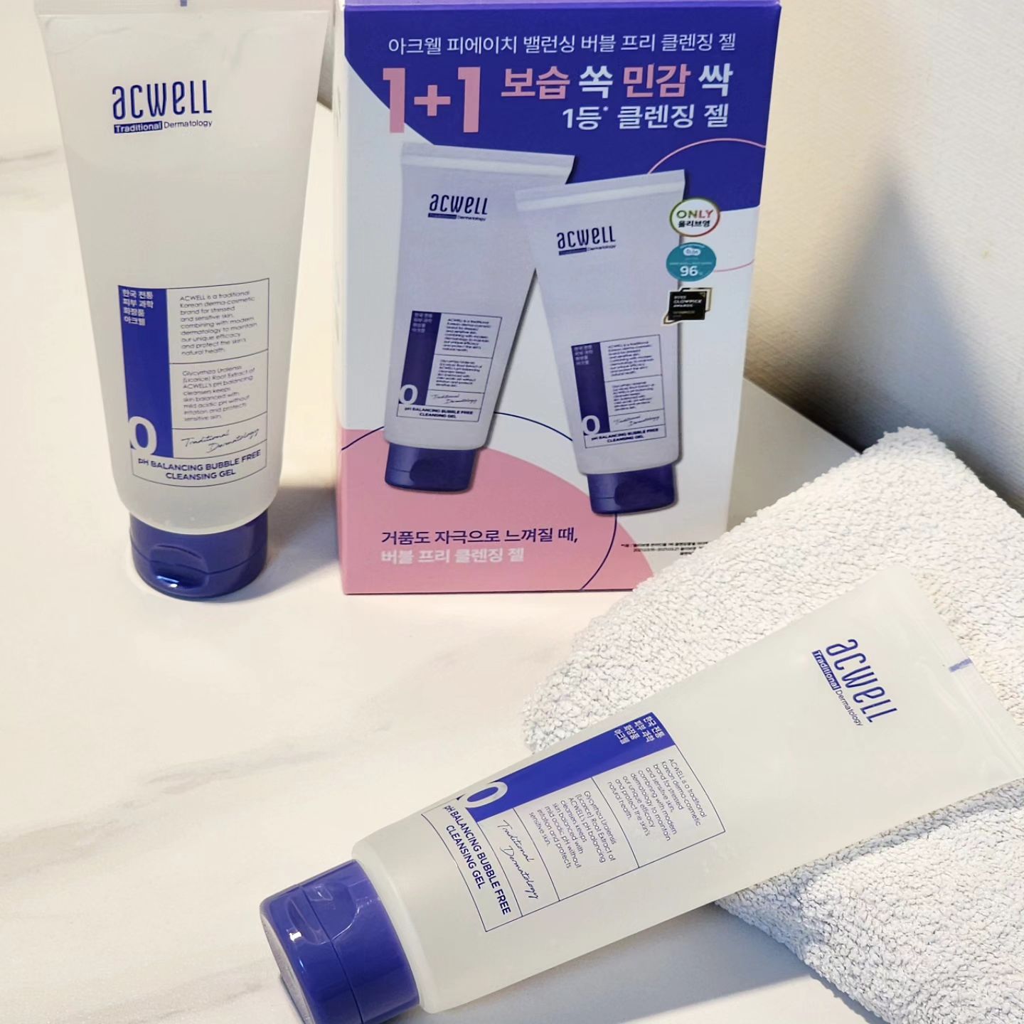 #협찬

에크웰
버블 프리 클렌징 젤 🫧

거품이 나지 않는
촉촉한 젤 타입의 클렌징 제품으로
세정력 뭐야 〰️〰️
엄청좋ㄷ ㅏ🥹

기존 사용하던 클렌징은
뽀득뽀득한 느낌이라면
요 클렌징은 마무리가 좀 더 촉촉한 너낌💦

저는 보통
1차 클렌징오일
2차 클렌징폼
-> 요렇게 쓰고 있는데
이 제품은 메이크업했을때 2번
기본은 1번 세안으로 클렌징 끄읏 -

약산성이라 피부에 자극도 덜하고
올리브영 단독 1+1 구성에
할인까지 더하면
정말 핵 - 이득 🤚

#협찬 #올영 #올영추천템 #올영세일 #올영추천 #클렌징 #클렌징젤 #클렌징추천 #저자극클렌징 #아크웰 #아크웰클렌징젤 #버블프리클렌징젤 #수부지 #건성피부관리 #각질케어