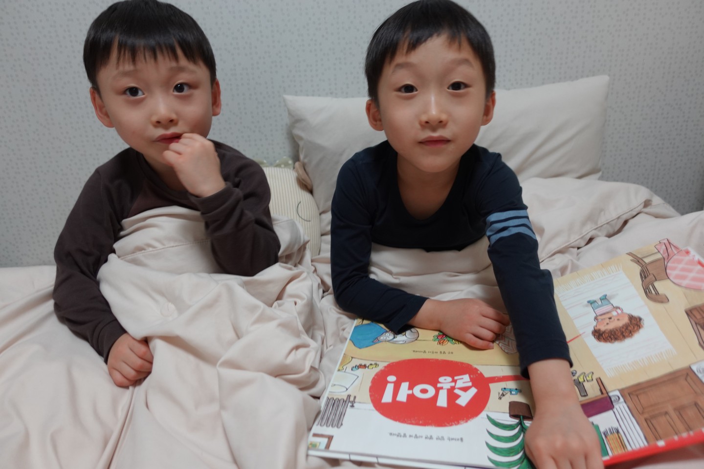 #협찬 

선호가 아침에 일어나고 잘때 자주 하는 말이 있어요. 
"선호야, 일어나!" ,"싫어!" 
"세수하고, 이빨 닦자!" "싫은데!" 
"옷 입고, 양말 신자!", "싫어 싫어"
"빨리 자자" , "싫어 싫어 싫어!"

선호가 올 중순부터 유춘기가 온 것인지 싫어를 입에 달고 살고 있어요...ㅠ.ㅠ 
대호는 선호랑 입싸움 하다가 늘 져서 울기 바쁘고 >_<; 
엄마, 아빠 말을 절대 지지 않고 공룡으로 변신하기도 하는 2호에게 긍정어의 기쁨을 선물하고 싶어 인성그림책 준비했어요. 

 『싫어는 아주아주 힘이 세!』

말미에 "좋아!"라는 말의 힘을 아이에게 가르쳐 줄 수 있는 그림책이고 내용 이외에도 그림을 통해 다양한 이야기들을 함께 나눌 수 있어서 즐겁게 독후 활동 하고 있어요. :)

midnightinzeze

#싫어는아주아주힘이세 #제제의숲 #어린이그림책추천 #어린이책 #그림책 #유아교육 #정서교육 #아동발달 #책추천