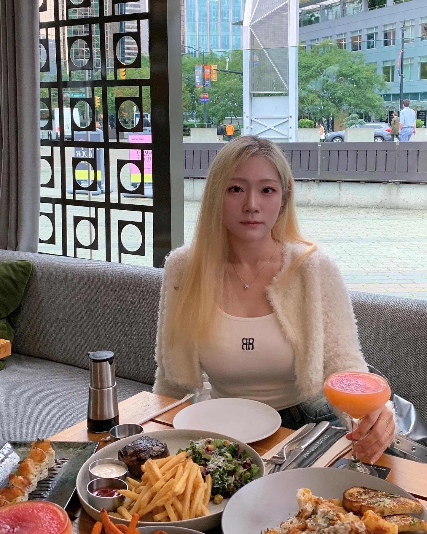 🇨🇦Birthday party 3탄🇨🇦

지현이가 예약해줘서 가본 Cactus club cafe!! 
너무 행복했던 시간💕 너무 고마워🫶🏻 선물도 너무 잘쓸게!!!🎁
다음에 또 가자>_<