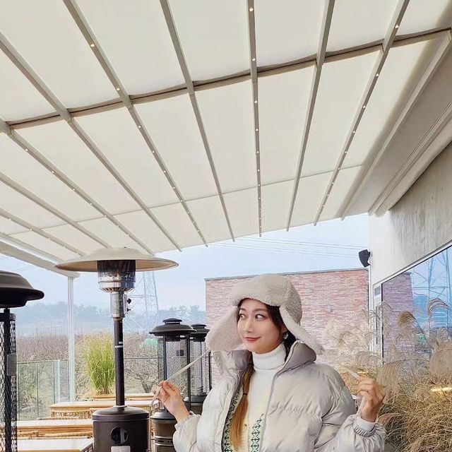 🎀 별희 on Instagram: "작년에 사놓고 쓸 일이 없었던 플리스 트루퍼햇으로 귀여운 코디 해봤어용,, 요 착장이 오리랑 잘 어울릴 거 같아서 귀여운 오리랑 사진 찍으려고 간 카페🦆💚 신발도