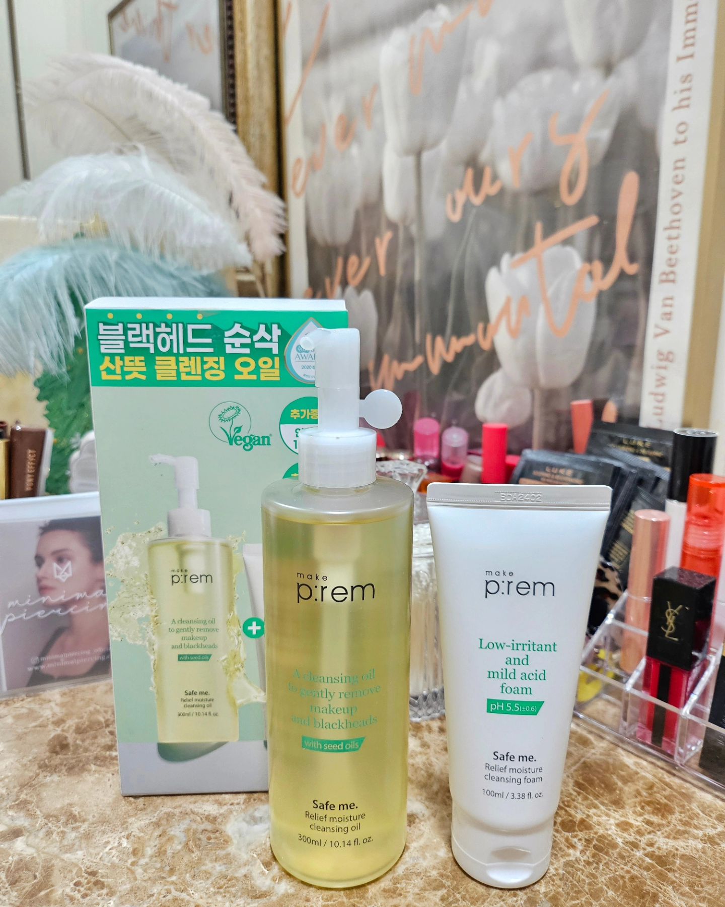 #협찬

지난 몇년동안 열심히 애본다고
집에만 있다가

요즘 매일 같이 가게 출근 하는 중!

민낯은 손님들 식사하는데
불쾌함을 드릴수 있오

매일 선크림이나 비비크림 바르다 보니

클렌징에 신경쓰지 않으면
피부 다 뒤집힌다 😢 

예뻐 보이는것도 중요하지만
지우는것도 중요한 클렌징!

올리브영 추천템 #메이크프렘 클렌징

데일리 딥 클렌징과 블랙헤드 케어
세안 후에도 촉촉한 저자극 클렌징 오일

특히 내 피부에서 
제일 스트레스 받는 블랙헤드가
32%나 세정되서 더 맘에 들었던 제품

인공향료 대신 유항나무 오일이 들어가
순하지만 확실한 블랙헤드 타겟 오일!

세이프미 릴리프 모이스처 
클렌징 오일  기획 세트로 클렌징폼 까지 들어있어
데일리로 사용하기 더욱 좋은 제품!

블랙헤드가 고민이시라면 
올리브영으로 고고 !!!

makeprem

#올리브영클렌징오일 #메이크프렘 #클렌징오일 #올리브영 #올리브영추천템 #블랙헤드제거