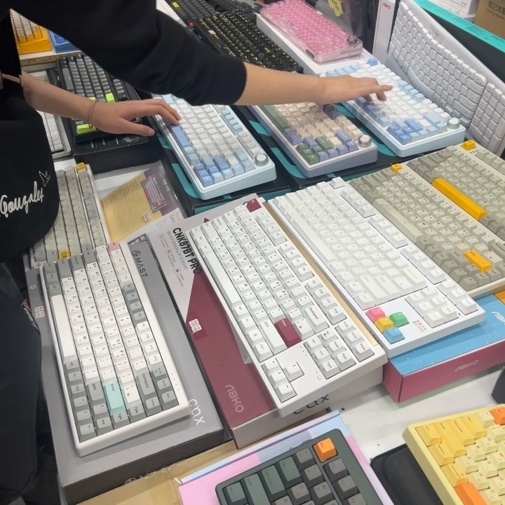 간만에 취미 문화생활😎

타건샵 몇 곳 더 가고싶었지만 주말이라 문을 닫았고
구산컴넷을 가니 사람이 넘 많아서 편히 타건하긴 힘들었음..🥲
꼭 만져보고 싶었던 키보드는 없었지만
그 키보드의 친구들은 있었음…!(어멋♥️)
그 친구들 중 하나를 구매할까말까 고민..🙄
키보드…너무 죠아..🥹

그리고 전국 최대규모라는 가챠파크를 갔는데, 생각보다 작았음..😳
용산에 있는 가챠들을 전부 보고 왔는데,
사방에서 들리는 도로롱도로롱 랜덤 소리가
주변인들의 마음도 설레게하는 것 같았음..😚

마무리는 먹부림♥️
개성주악 처음 먹어봤고요♥️

불꽃놀이 인파에 휩쓸리지 않으려고 불꽃놀이 한창일때 집복귀하는데
기관사님이 한강 다리 건널쯤
일부러 실내등 꺼주고 천천히 다리를 지나가주셔서
탑승객들이 불꽃을 잠시 감상할 수 있었음☺️ 너무 감사했고요🥰

오전 오후 일정이 있어서
새벽부터 일하다가
급 피로해져서 끄적여봄😳
(그리구 우리 찌요미가 왜 요즘 인스타 안하냐고 연락와서🤣🤣)

#구산컴넷 #키보드 #가챠파크
