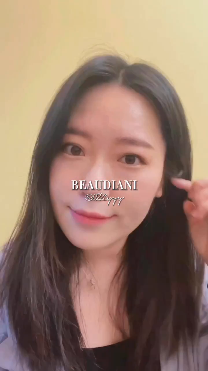 🙊 #광고 x beaudiani 

꺄 ! 일단 제 인생쿠션으로 등극한 쿠션이라는 점을
말씀드립니다,
광고로 알게되었지만 다쓰면 바로 재구매각 😉
​
수부지가 저녁까지 수정화장을 안한다(?)
이거는 절대 말이 안되는 일인데,,
말이 되네에ㅋㅋㅋ ㅎ ㅏ 🤍
자꾸 좋은 제품들 나와주셔서 감사합니다✨
아 , 근데 이건 이미 유명한 제품이더라고요,, 🫶🏻
​
개인적으로 완벽한 커버 보다도(홍조만 가려줘,,)
물광,광채,윤기 이런,, 촉촉함을 좋아해요
그러다보니 당연히 수정화장은 필수인데,
이 쿠션은 필요없네요 , 커버력+지속력 대박, 물건일세.. 
​
​
💗뷰디아니 - 매쉬 타이트 업 쿠션 01호 ​
💗​두껍지 않은 발림성과 가벼운 피부표현으로 마무리
💗​내추럴하면서도 고급스런 광채피부표현 가능
💗​하루 최소 12시간 무너지지 않는 높은 지속력까지
💗퍼프에 균일하게 도포되는 메쉬 타입 쿠션 
(일반적인 스펀지 타입x )
 
#뷰디아니 #beaudiani #메쉬쿠션 #뷰디아니쿠션 #지속력 #커버력 #수분광 #자연스러움 #자외선차단