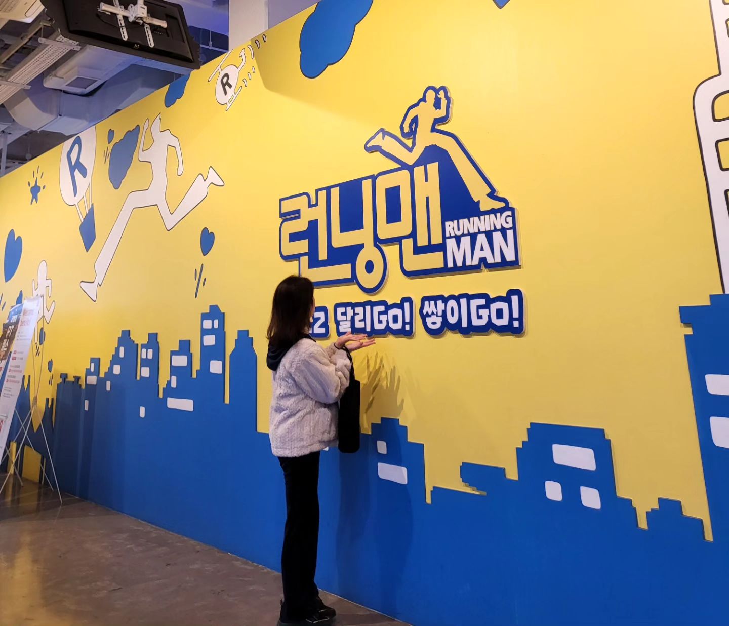 주말 내내 비도 꾸리꾸리 오고 꿀꿀한 날씨에☂️☔️

실내에서 운동도 하고 데이트도 즐길 수 있는

런닝맨 부산점에 다녀왔습니다👣🦶

처음 입장시 팔찌를 차고 입장하고 입장하면

초급 중급 상급 세단계 즁 하나를 선택하여 
미션을 수행할수 있답니다😊

각 미션 전에는 팔찌로 R 부져를 눌러 미션을 시작하는데

생각보다 너무재밌더라구요

진짜 땀이 뻘뻘💦 

간만에 즐기는 이색적인 데이트였답니다🫶

다이어트 하시는 커플들, 이색적인 데이트 찾으시는 커플들

실내데이트 코스로 강추드려요❣️

vpassjeju,
alivemuseumkr

✅️ 부산 런닝맨 부산점

부산 부산진구 부전동 227-2 삼정타워 10층

#런닝맨부산점 #부산데이트 #부산데이트코스 #서면데이트 #서면데이트코스 #부산실내관광지 #부산이색데이트 #서면이색데이트 #부산커플여행 #서면커플여행 #협찬 #포포몬 #인스타체험단 #맛집체험단