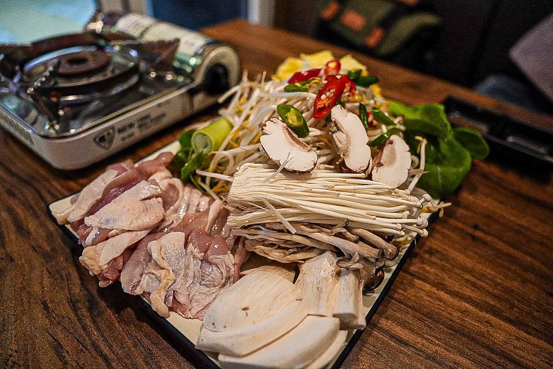 안녕하세오😝

요즘 꼬치에 빠져서 ‘꼬치홀릭 연산2호점’에 다녀왔어요! 가게 입구 분홍꽃들로 장식해져있는데 
입구 들어갈때부터 기분 좋아지더라구요🌸

제가 먹었던 음식은 수제추천꼬지6종과 닭샤브샤브입니다🥰

✔️수제추천꼬치6종은🍢 꼬치 좋아하시는 분들이라면 모든 사람들이 다 좋아할만한 맛있는 꼬치예요! 
수제 6종 꼬치에 염통과 닭껍질튀김꼬치이 포함인데 평소에 좋아하지 않는 부위인데도 불구하고 제가 맛있게 먹었던거 보면 입맛에 잘 맞게 요리하시는 것 같아요👍🏻👏🏻
✔️닭샤브샤브는 제가 샤브를 엄~~청 좋아해요! 
그치만 닭으로 한 샤브는 처음이었는데 냄새날까 두려움은 잠시! 진짜 정말 맛있더라구요!!!!!
육수 또한 제가 평소에 즐겨먹는 샤브 육수가 아니라 맑은데 약간 매콤함이 있어서 술안주로도 최고의 조합이였습니다👍🏻👏🏻

사장님께서 음식 하나하나에 신경쓴게 보였던 가게였어요❤️

⏰영업은 17:00 ~ 01:00 입니다. (화요일 휴무) 
주차장은 주변 한빛공영주차장 이용! 

#연산동술집 #연산동샤브 #연산밥집 #연산데이트 #부산샤브술집 #부산샤브샤브 #부산꼬치맛집 #부산술집추천 #연산동꼬치 #꼬치홀릭 #꼬치홀릭연산2호점 #협찬