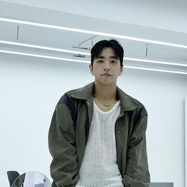  망구 on Instagram: "#광고
⠀⠀⠀⠀⠀⠀⠀⠀⠀⠀⠀⠀⠀⠀⠀⠀⠀⠀⠀⠀⠀⠀⠀⠀⠀⠀⠀⠀⠀⠀⠀⠀
스탠다드에러
87-STAN013 [비건 스웨이드] 후드 스트링 스웨이드 자켓

너무 예쁜 스웨이드 자켓이다
뭔가 바시티스러우면서 색감도 너무 예쁘다

웬만한 스웨이드 자켓보다
더 부드러운 느낌

부담없이 툭 걸치면 예쁜 스웨이드 자켓
밑단 밴딩으로 안정감있고 예뻐버리는 핏

이 집 아우터 잘 하네

#스탠다드에러  #STANDARDERROR #남여공용자켓 #자켓#데일리룩#자켓추천#간절기아우터#JACKET#パンツ  #outer #스탠다드에러x텍토리"