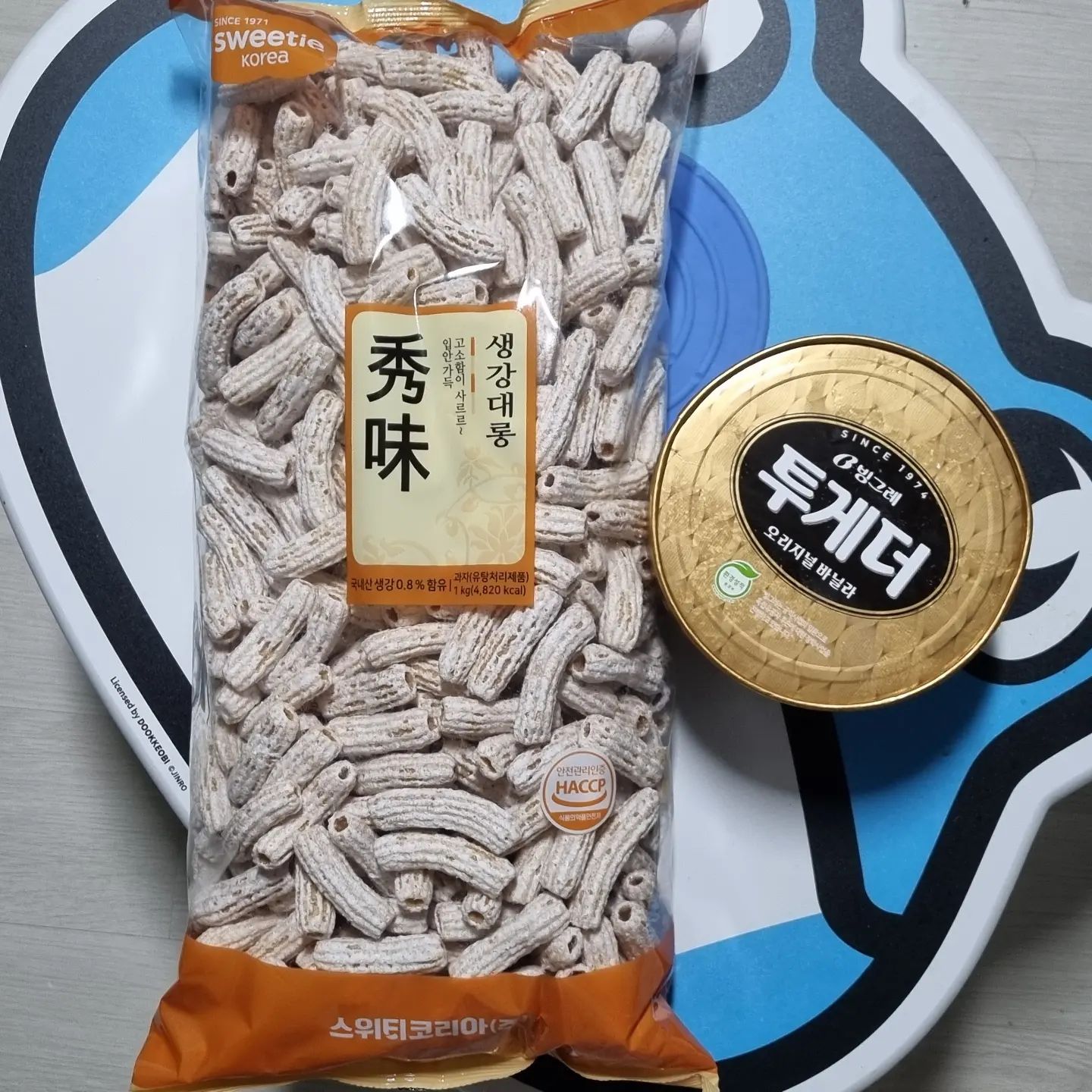 독감땜에 밖을 못나가겠어서 남편에게 심부름을 시켰다.
목 아프니까 아이스크림 좀 사다달라고.
그럼 겸사겸사 과자도 한개 사겠다길래 그러라했더니... 이게 뭐여.
심지어 아이스크림보다 더 비싸. 🤦 
게다가 내 카드 긁...
그래...내가 심부름 시킨게 죄다.

아파도 뭐든 스스로 해야 할 이유가 생김.

아이스크림은 #투게더
너랑 나랑은... #각자도생